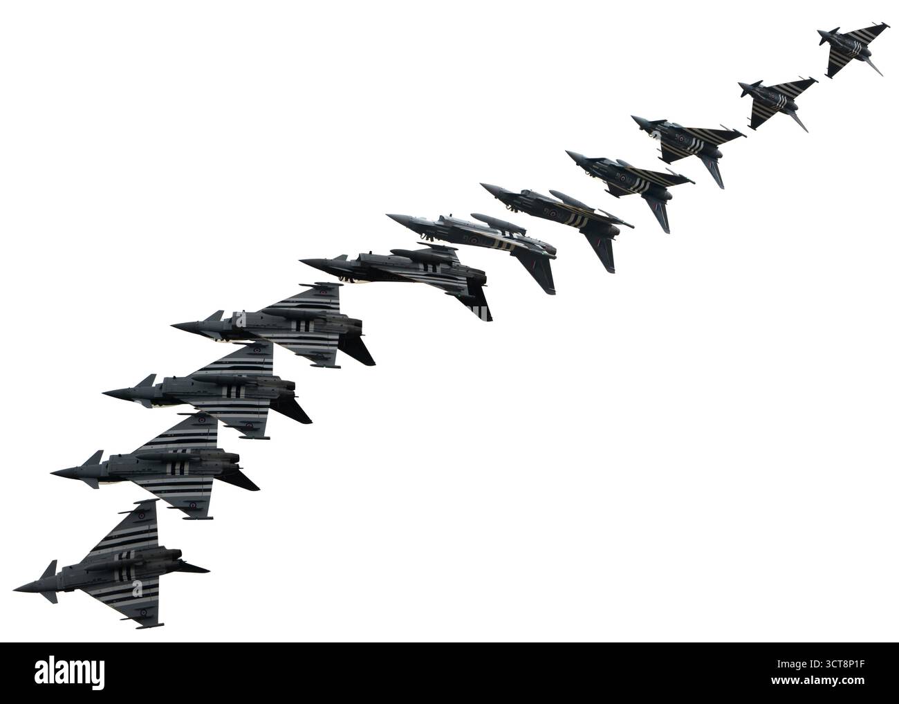 Bildung militärischer Kampfjets, die nacheinander gegen den weißen Himmel fliegen Stockfoto