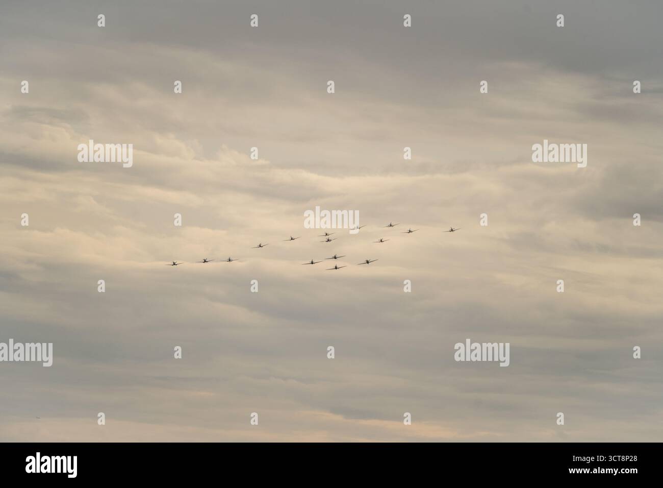 Die Bildung von Militärflugzeugen, die in präziser Diamantstruktur gegen bewölkten Himmel fliegen Stockfoto
