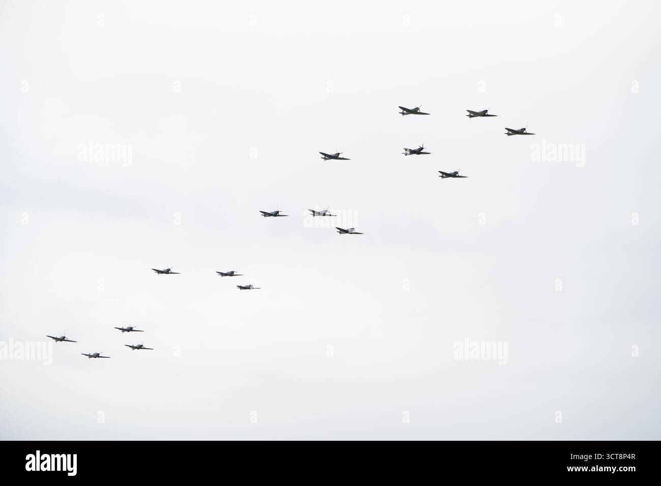 Bildung von Militärflugzeugen, die bei bewölktem Himmel auf der Duxford Airshow fliegen Stockfoto