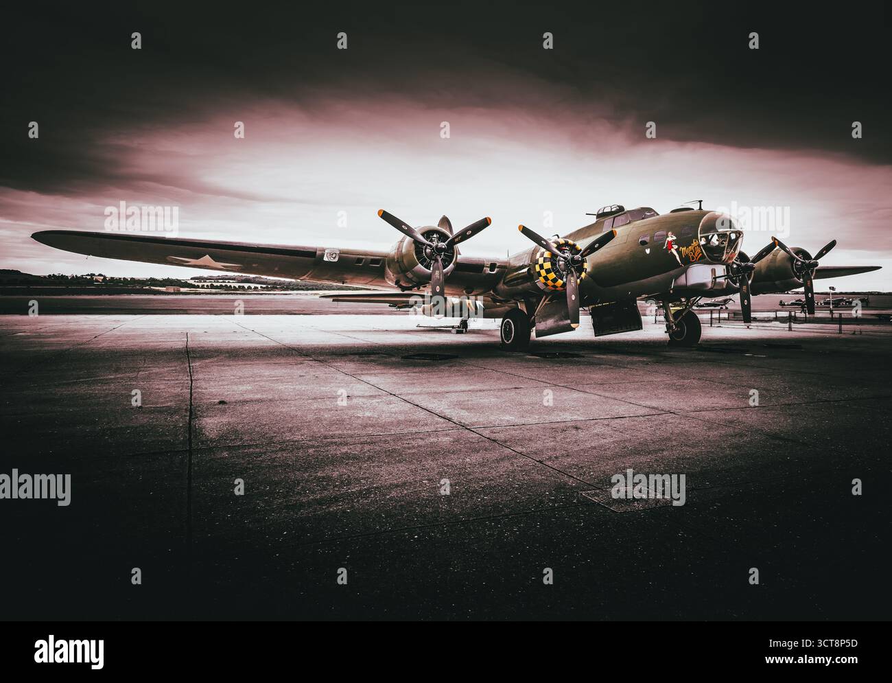 Historisches B-17 Flying Fortress Bomber Flugzeug auf Asphalt auf dem Duxford Flugplatz unter dramatischem Abendhimmel Stockfoto