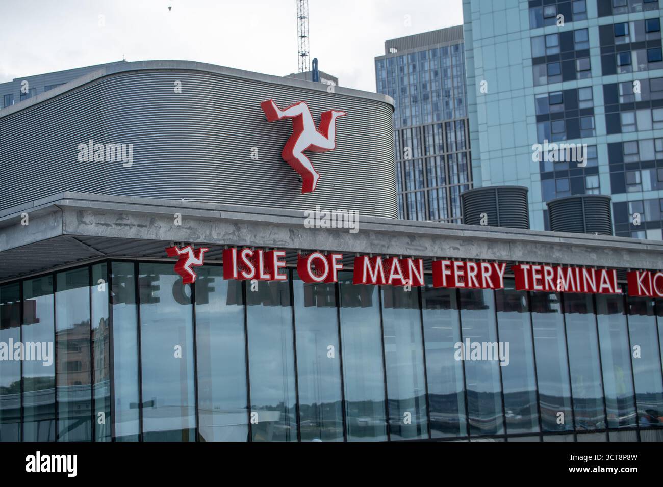 Ferry Terminal-Gebäude der Isle of man mit Triskelion-Logo und moderner Architektur Stockfoto