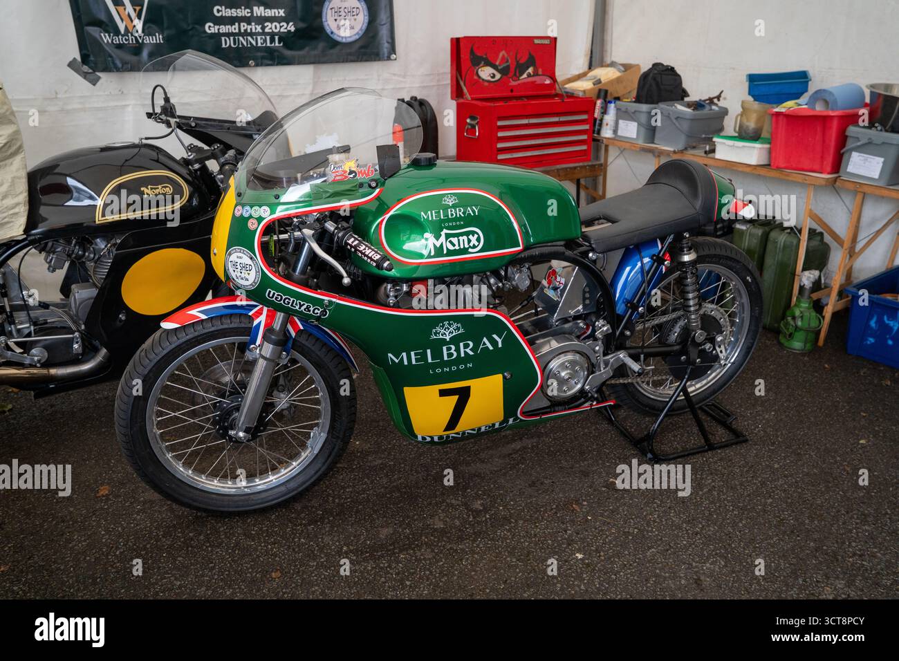 Klassische Melbray Rennmotorräder in der Garage des Fahrersitzes auf der Isle of man Stockfoto