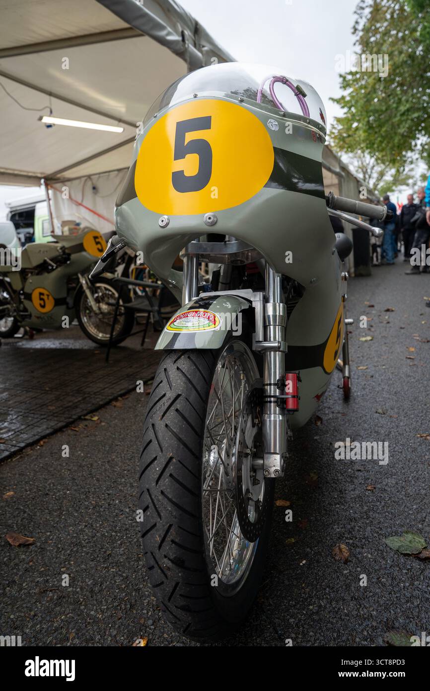 Klassisches Rennmotorrad Nummer 5 mit gelber Verkleidung bei einem Oldtimer-Motorrad-Event Stockfoto