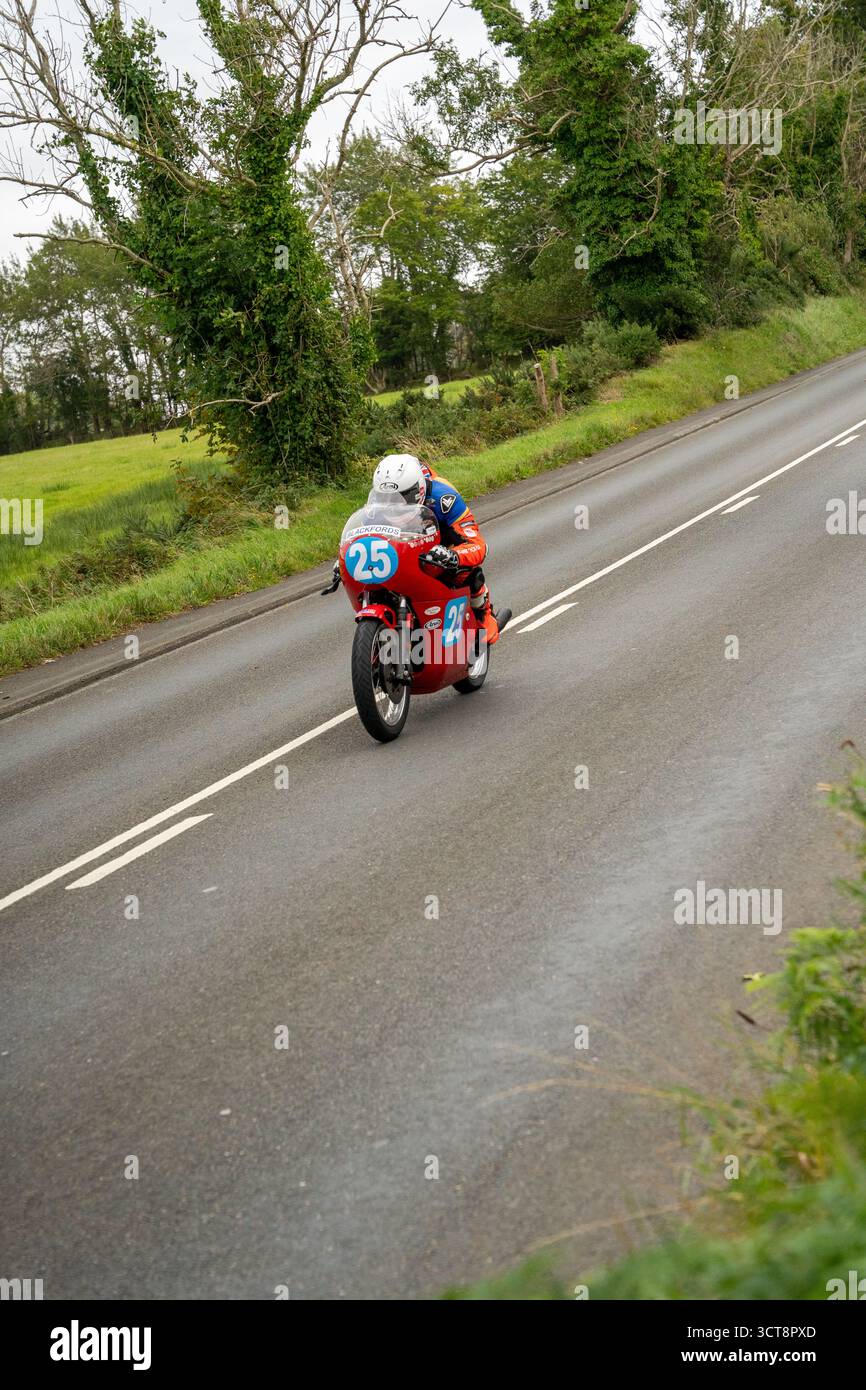 Klassischer Motorradrennfahrer Nummer 25 auf der Landstraße während des Isle of man-Rennens Stockfoto