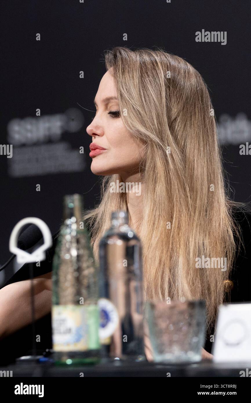 Angelina Jolie nimmt an der „Couture“-Pressekonferenz während des 73. San Sebastian International Film Festivals im Kursaal Palace Teil. Stockfoto