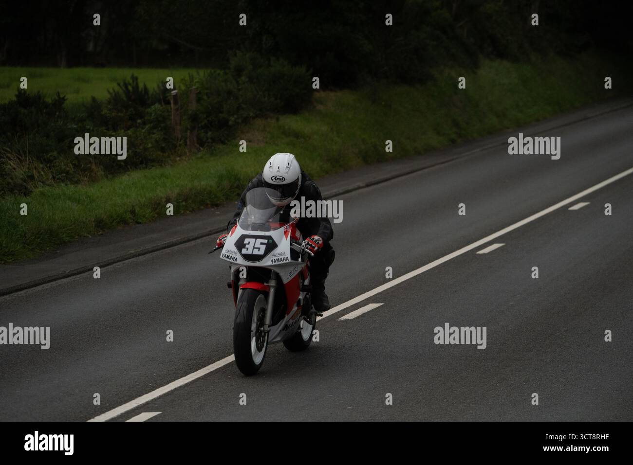 Rennmotorradfahrer Nummer 35 auf Yamaha während des TT-Trainings auf der Isle of man auf öffentlichen Straßen Stockfoto