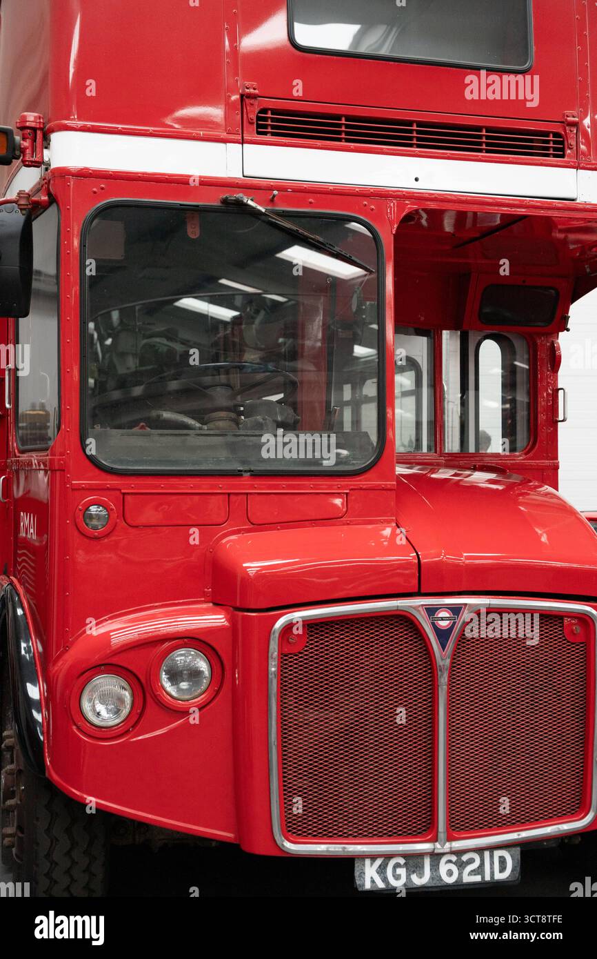 Klassischer roter Doppeldeckerbus mit markantem Kühlergrill und Scheinwerfern Stockfoto