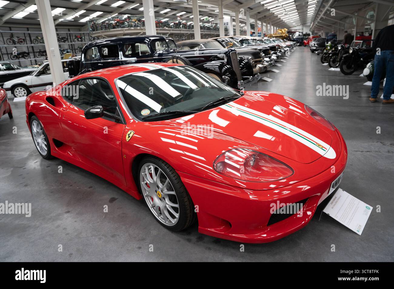 Roter Ferrari Sportwagen in der Ausstellungshalle des Oldtimer-Museums ausgestellt Stockfoto