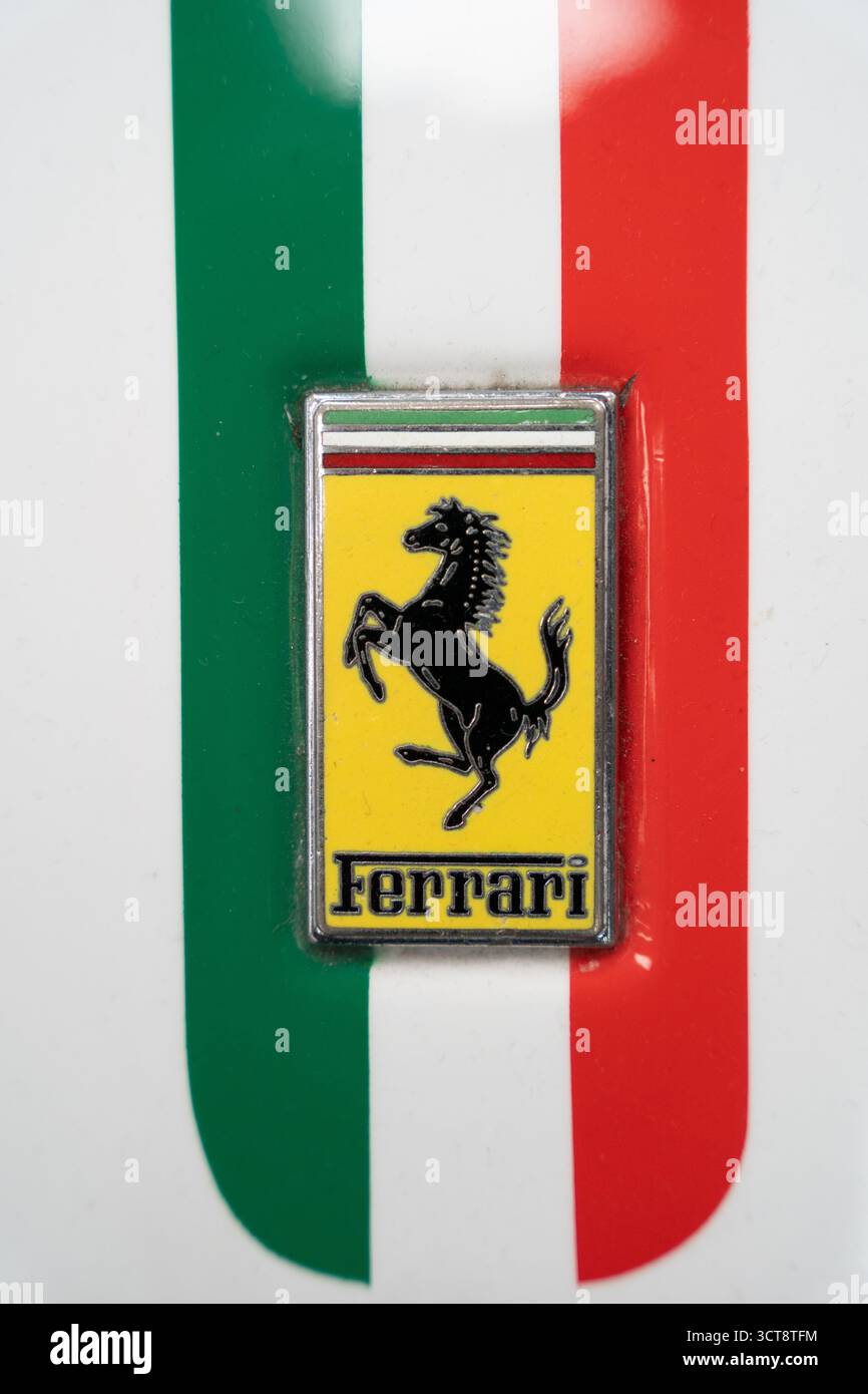 Ferrari-Logo auf italienischem Hintergrund mit dreifarbiger Flagge Stockfoto