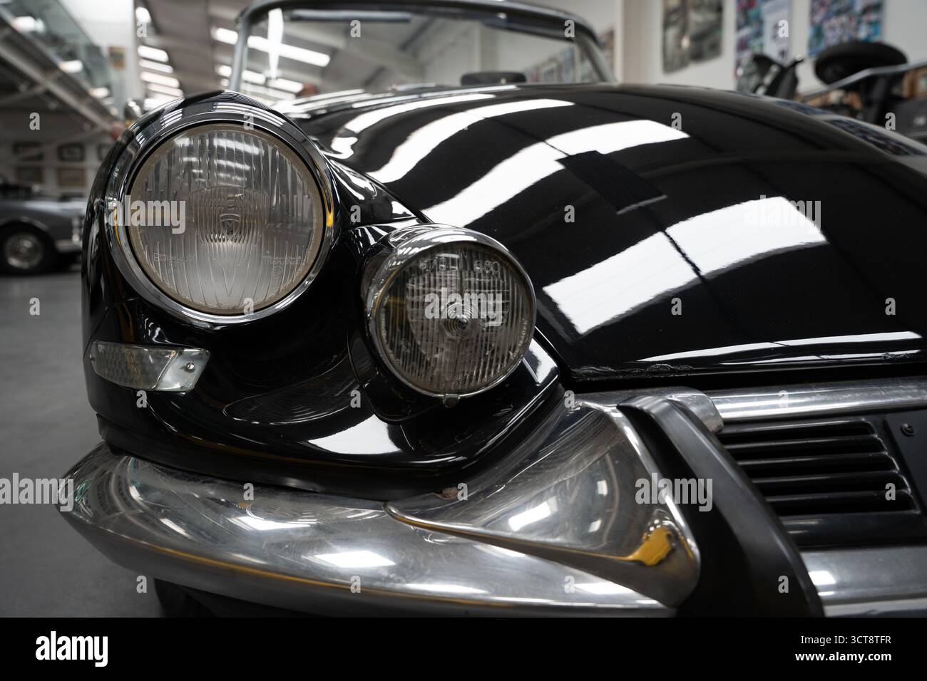 Nahaufnahme von Oldtimer-Scheinwerfern und Chrom-Stoßfänger im Motormuseum Stockfoto