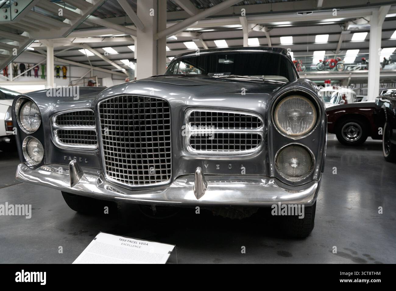 Classic Facel Vega Luxusauto im Ausstellungsraum des Oldtimer-Automuseums Stockfoto