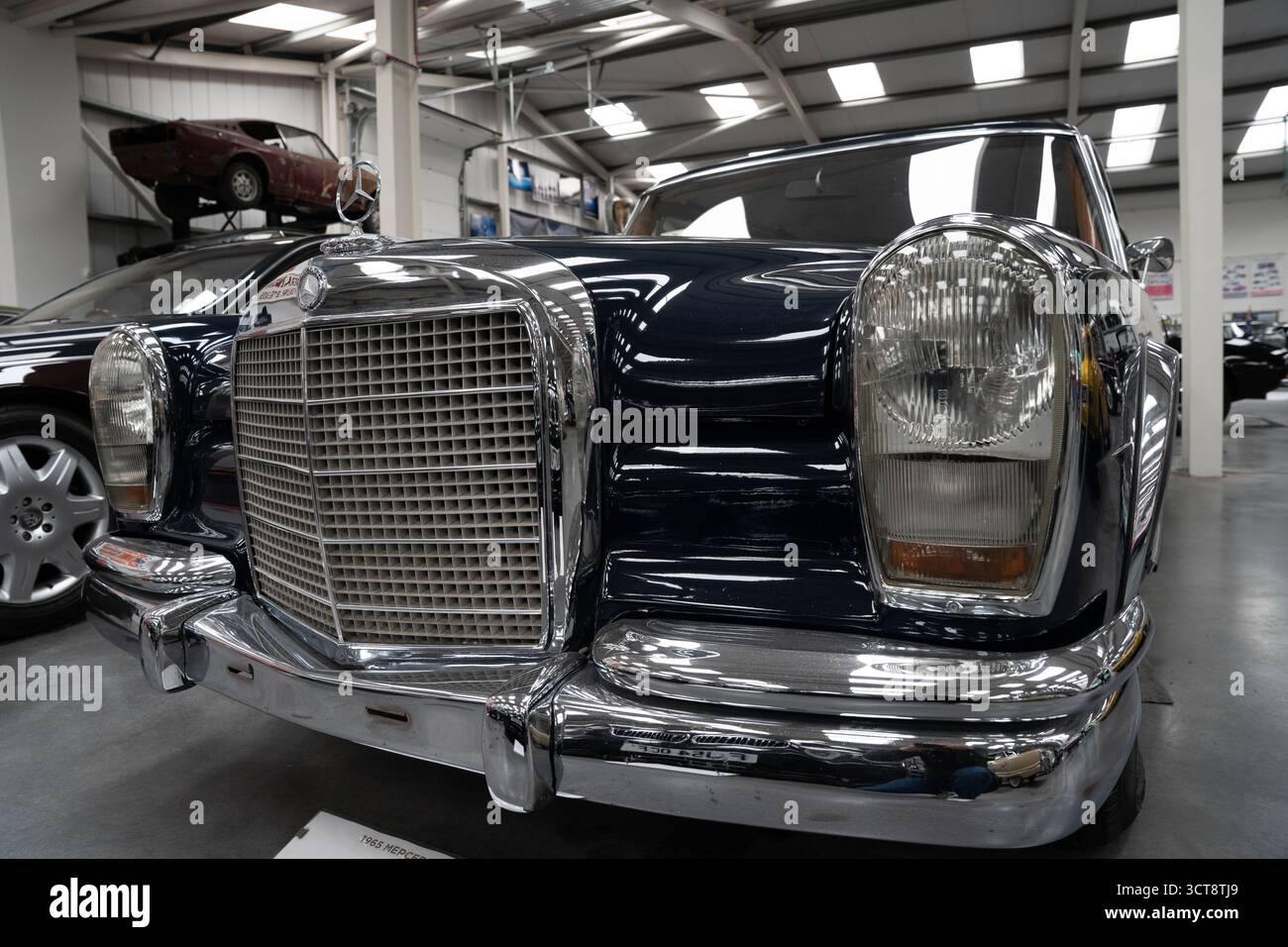 Klassische schwarze Mercedes-Benz Limousine im Oldtimermuseum Stockfoto