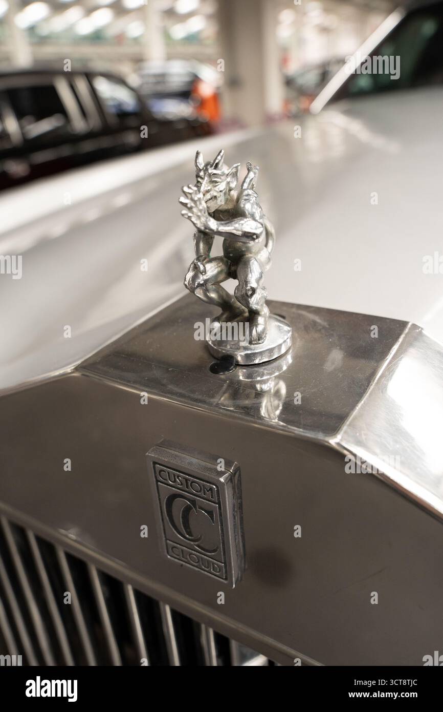 Chrom-Verzierung der Motorhaube mit mythischen Kreaturen auf einem Luxusfahrzeug Stockfoto