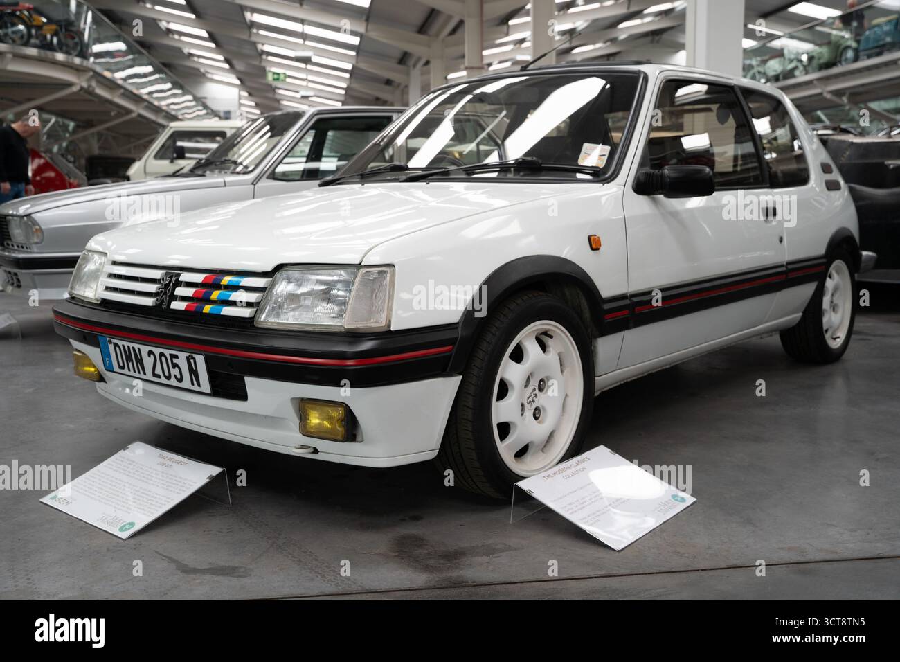 Klassischer weißer Peugeot 205 GTI Rallyefahrer im Motormuseum ausgestellt Stockfoto