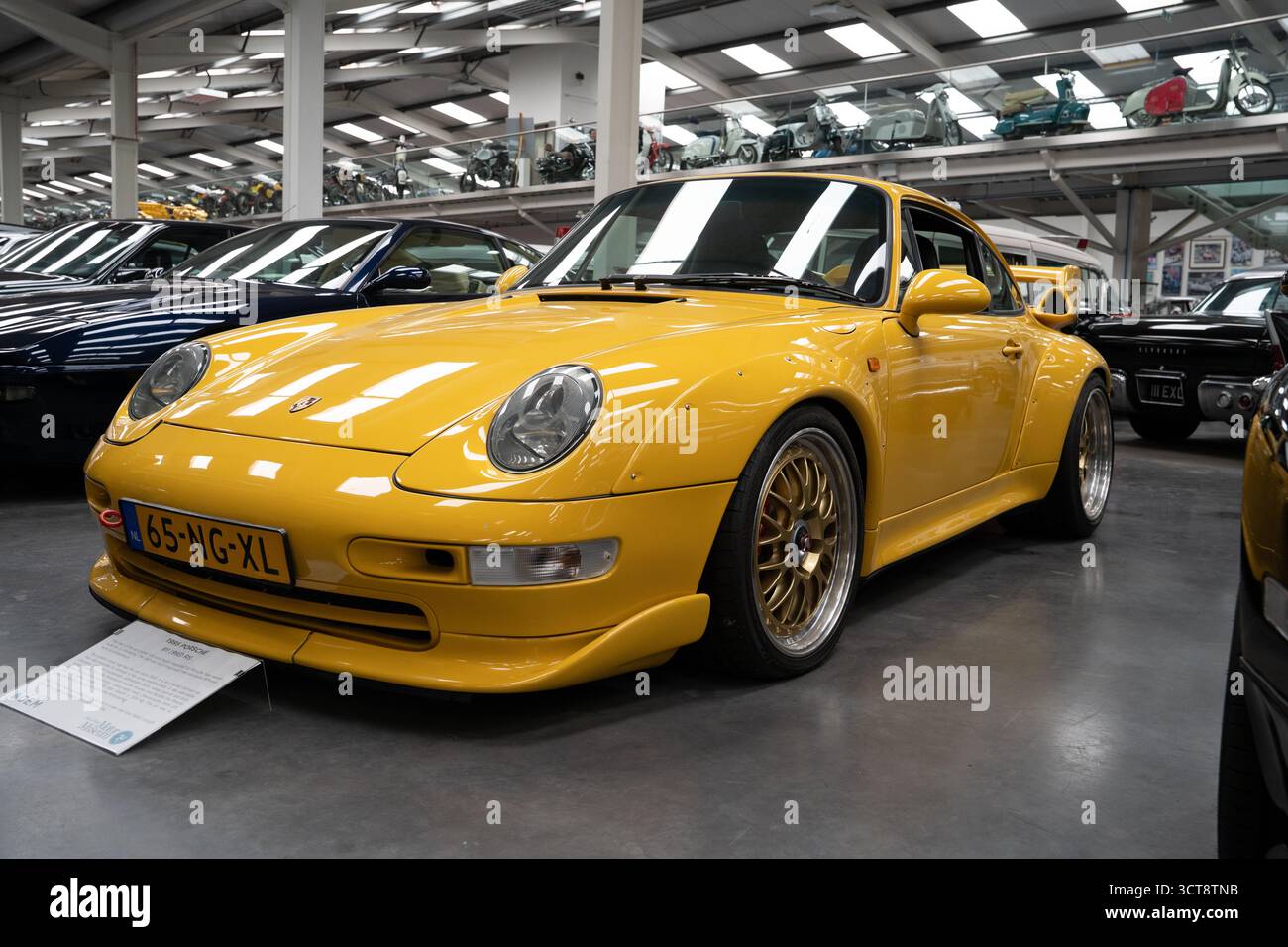 Klassischer gelber Sportwagen Porsche 911 im Ausstellungsraum des Motormuseums Stockfoto