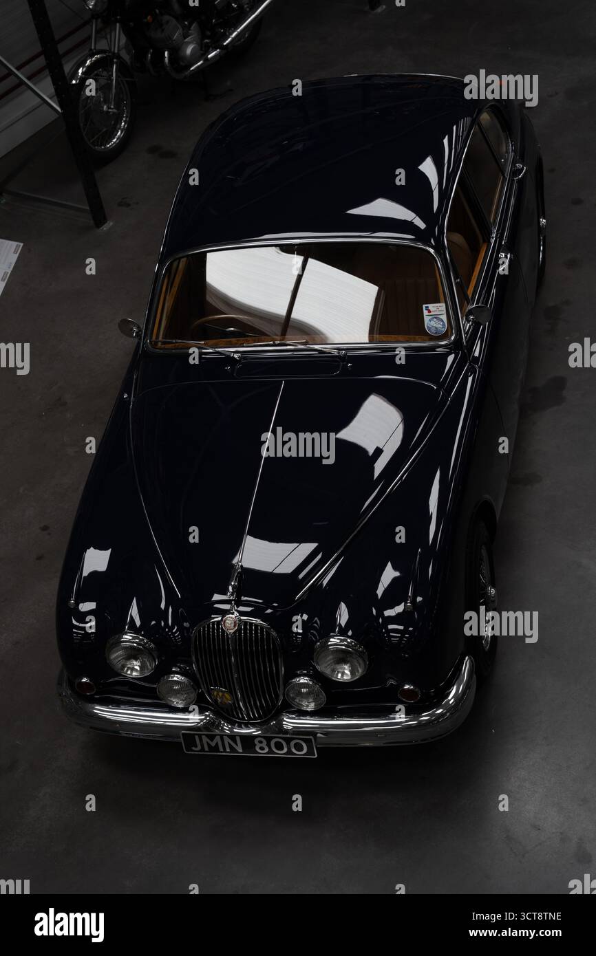 Draufsicht einer klassischen schwarzen Jaguar Limousine mit Isle of man-Kennzeichen Stockfoto