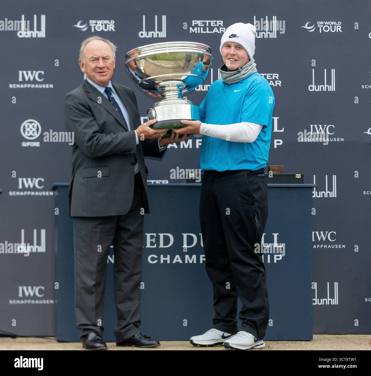 St Andrews, Schottland. 5. Oktober 2025. Peter Dawson und Robert MacIntyre, die 2025 Alfred Dunhill Links Champions mit dem Pokal. Credit:Tim Gray/Alamy Live News Stockfoto
