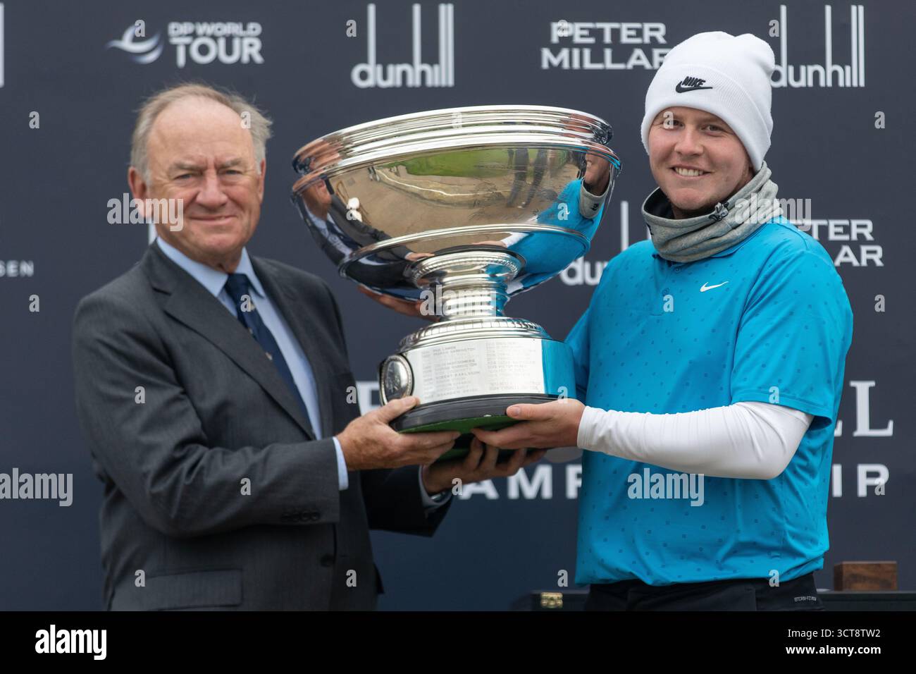 St Andrews, Schottland. 5. Oktober 2025. Peter Dawson und Robert MacIntyre, die 2025 Alfred Dunhill Links Champions mit dem Pokal. Credit:Tim Gray/Alamy Live News Stockfoto