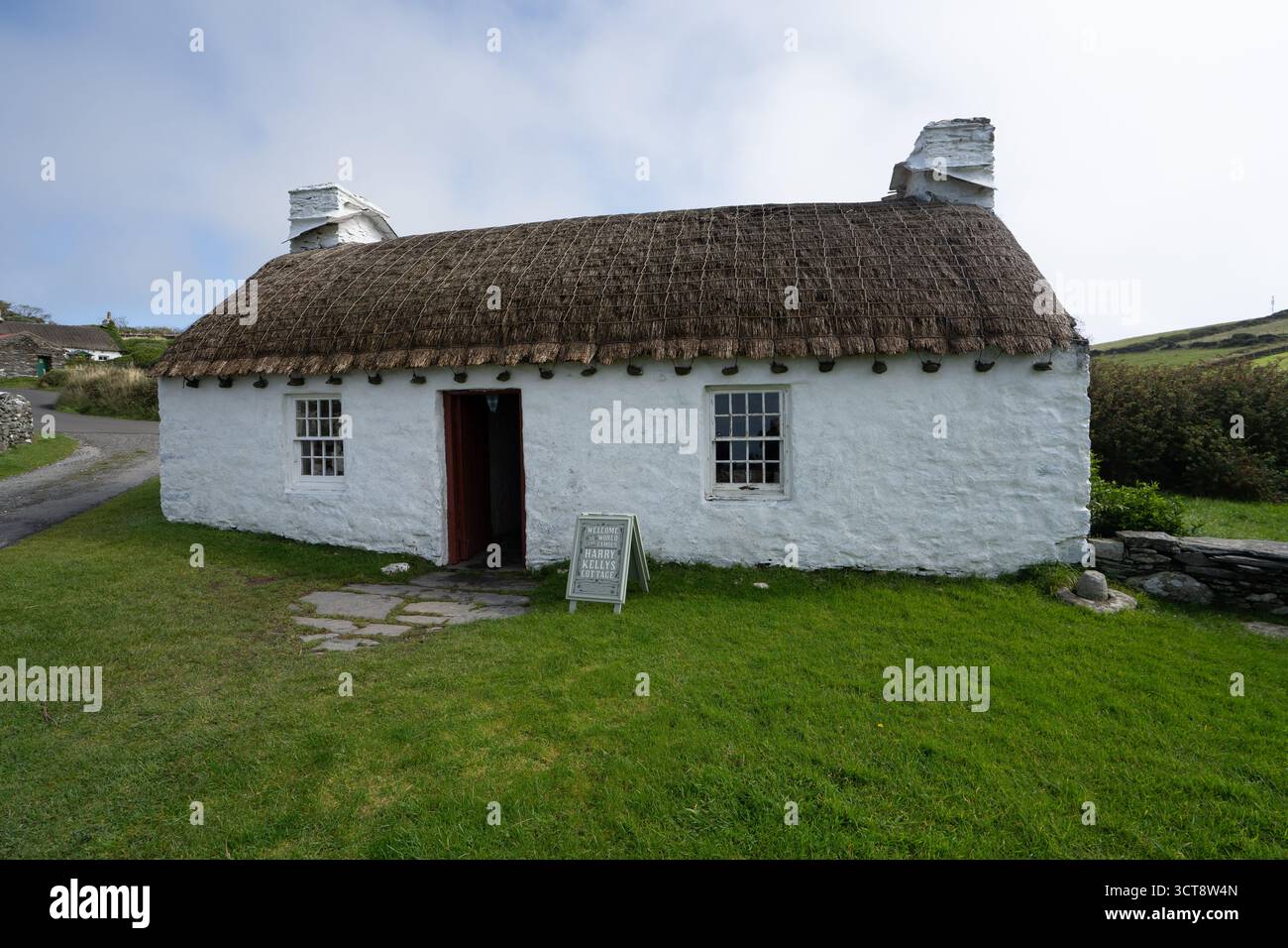 Traditionelles strohgedecktes Häuschen mit weiß getünchten Wänden in ländlicher Landschaft der Insel man Stockfoto