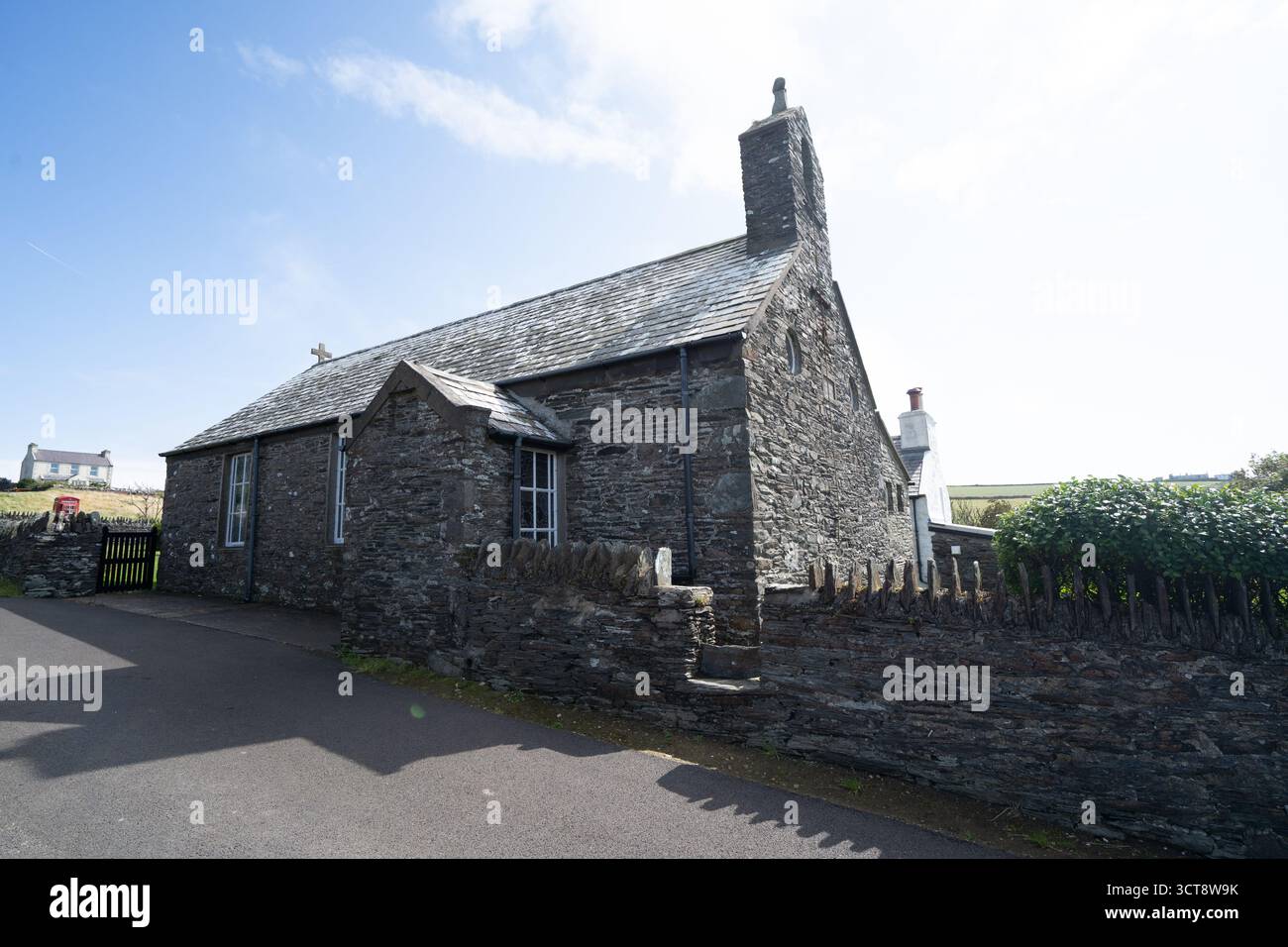 Traditionelles Steinhaus mit Schieferdach und Schornstein auf Isle of man Stockfoto