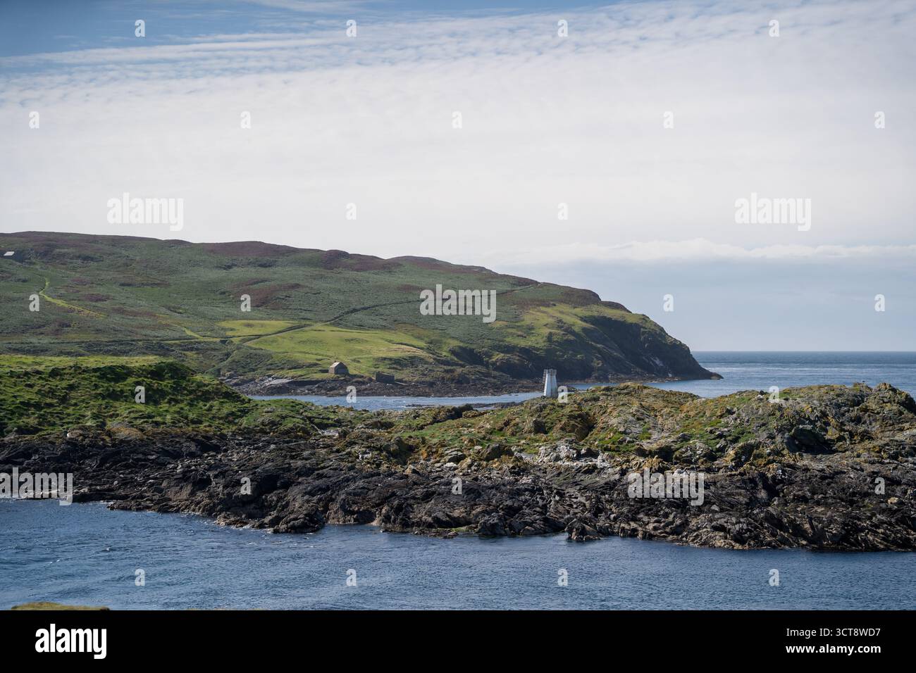 Dramatische Küstenlandschaft mit zerklüfteten Klippen und Leuchtturm auf Isle of man Stockfoto