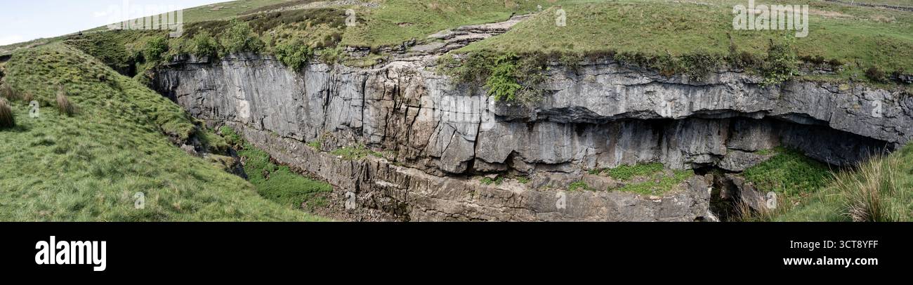 Dramatische Kalksteinklippen und grasbewachsene Moorlandschaft in der Panoramablick der Yorkshire Dales Stockfoto