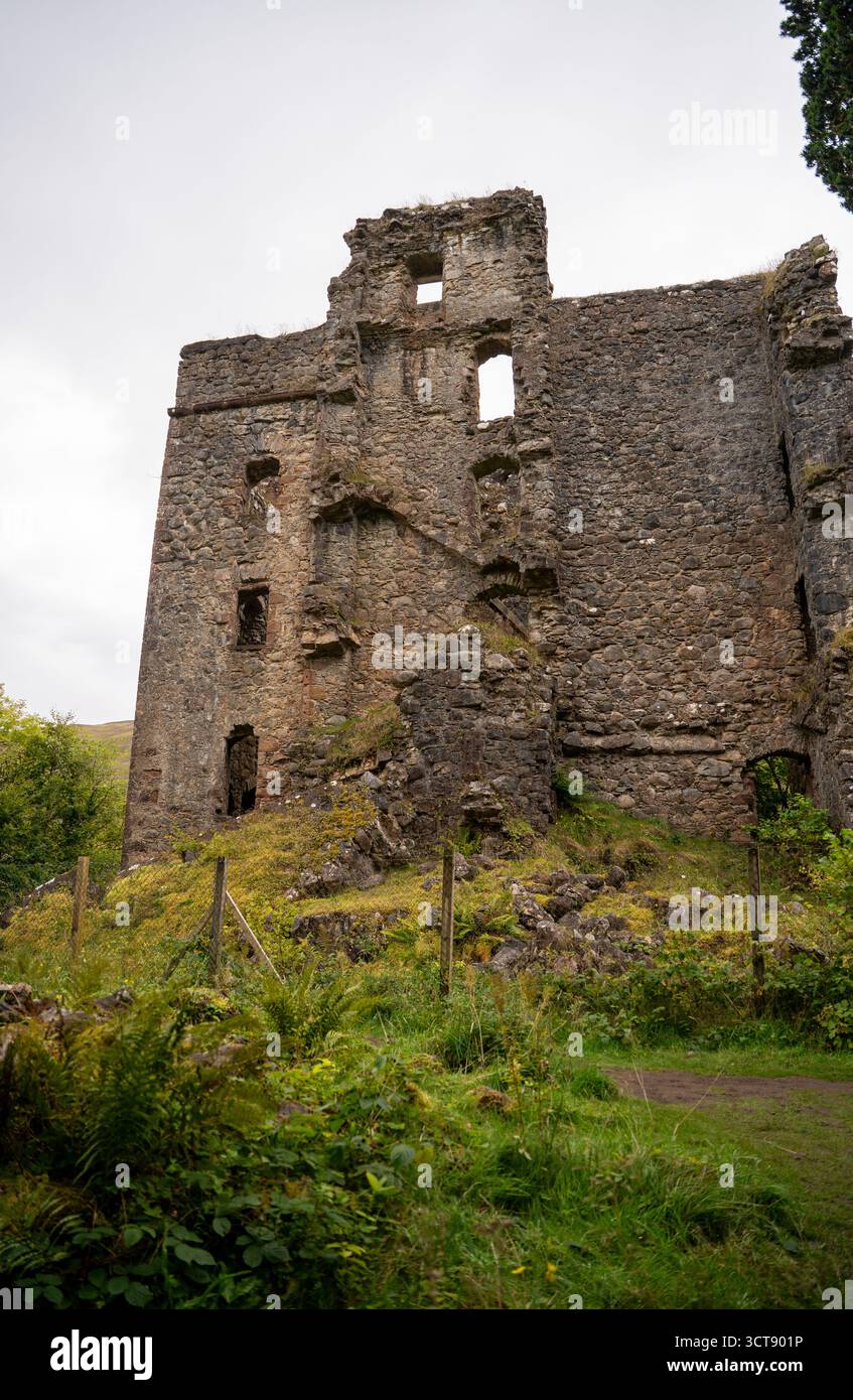 Alte schottische Burgruinen mit Steinmauern und moosbedecktem Mauerwerk Stockfoto