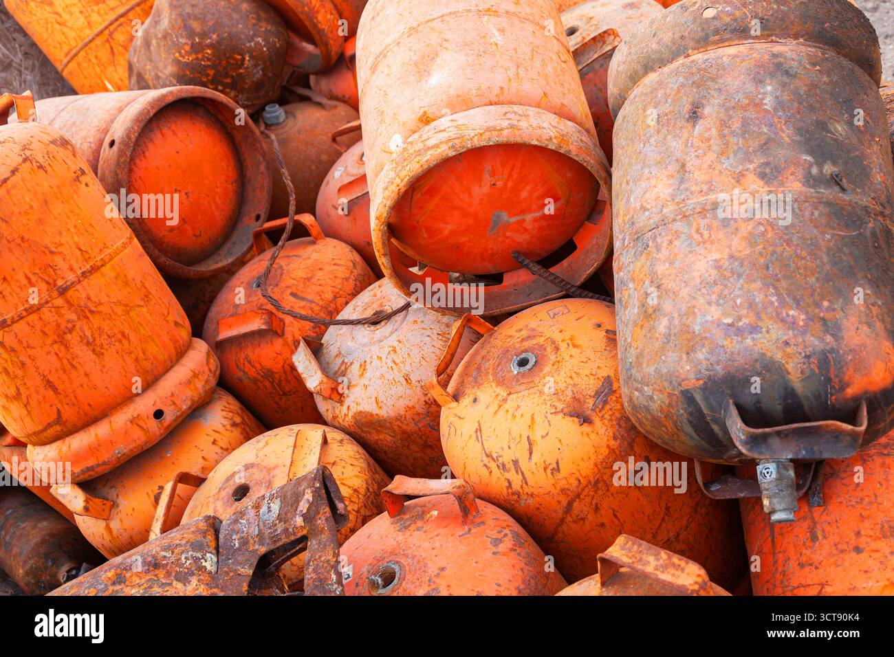 Ein Haufen alter gebrauchter Gasflaschen kleiner Größe. Metallschrott aus Gasflaschen. Stockfoto