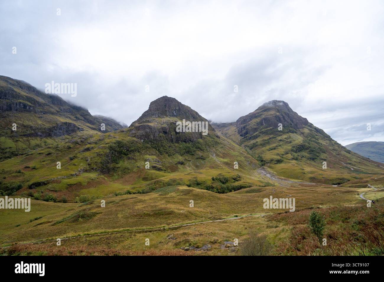 Dramatische schottische Highland-Gipfel mit nebeligen Wolken und Moorlandschaft Stockfoto