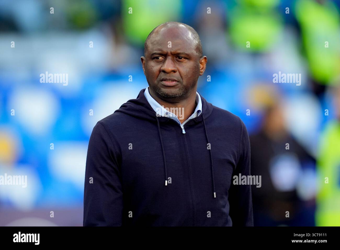 Neapel, Italien. Oktober 2025. Patrick Vieira Head Coach des Genua CFC sieht sich während des Serie A Enilive Matches zwischen SSC Napoli und Genua CFC am 5. Oktober 2025 im Stadio Diego Armando Maradona in Neapel an. Credit: Giuseppe Maffia/Alamy Live News Stockfoto Neapel, Italien. Oktober 2025. Patrick Vieira Head Coach des Genua CFC sieht sich während des Serie A Enilive Matches zwischen SSC Napoli und Genua CFC am 5. Oktober 2025 im Stadio Diego Armando Maradona in Neapel an. Credit: Giuseppe Maffia/Alamy Live News Stockfoto