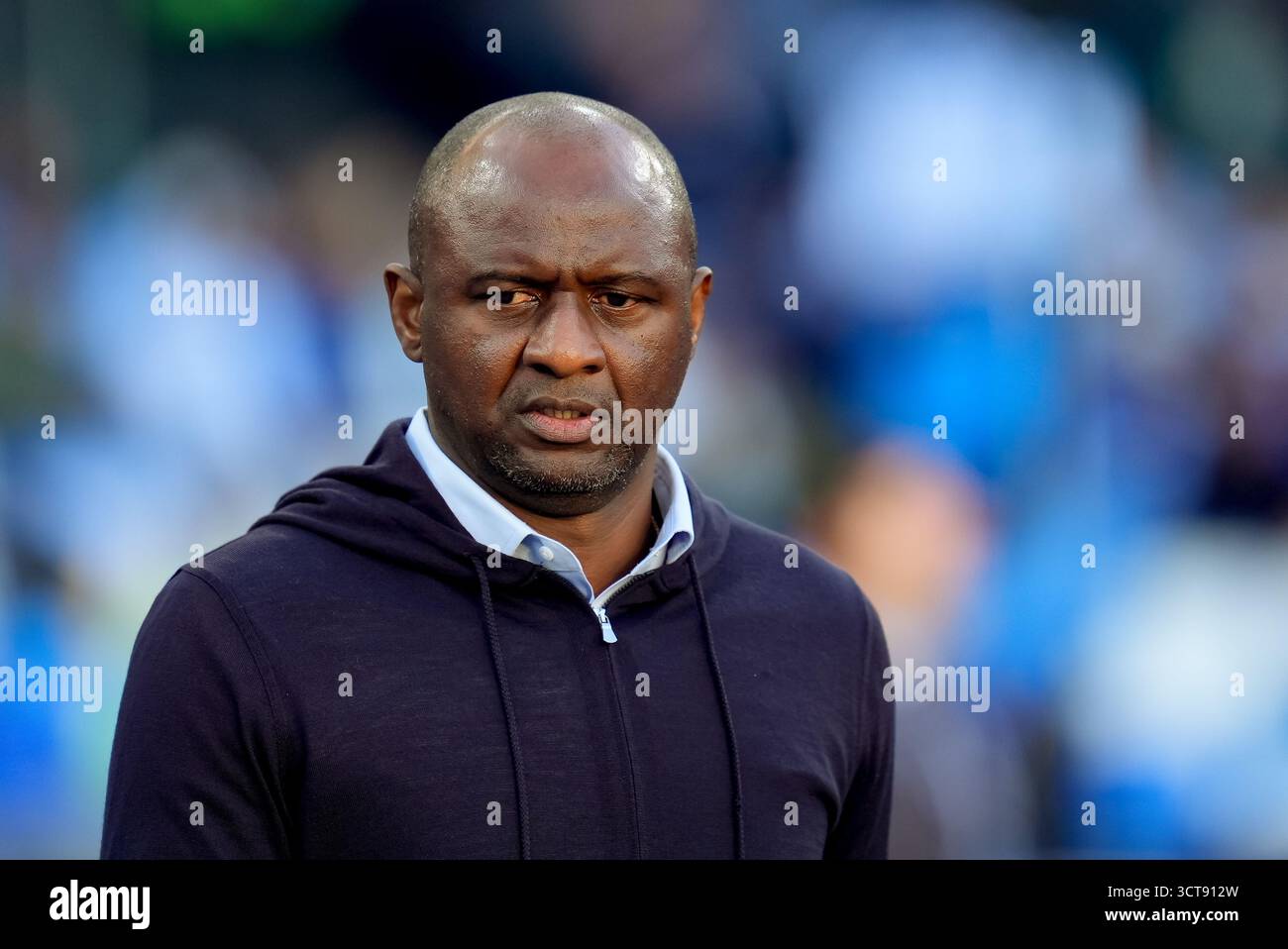 Neapel, Italien. Oktober 2025. Patrick Vieira Head Coach des Genua CFC sieht sich während des Serie A Enilive Matches zwischen SSC Napoli und Genua CFC am 5. Oktober 2025 im Stadio Diego Armando Maradona in Neapel an. Credit: Giuseppe Maffia/Alamy Live News Stockfoto Neapel, Italien. Oktober 2025. Patrick Vieira Head Coach des Genua CFC sieht sich während des Serie A Enilive Matches zwischen SSC Napoli und Genua CFC am 5. Oktober 2025 im Stadio Diego Armando Maradona in Neapel an. Credit: Giuseppe Maffia/Alamy Live News Stockfoto