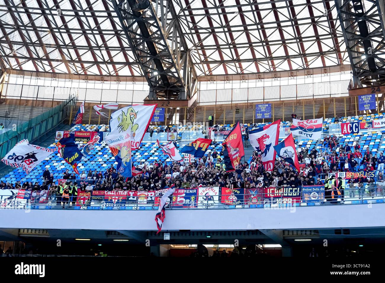 Neapel, Italien. Oktober 2025. Anhänger des Genua CFC während des Serie A Enilive Spiels zwischen SSC Napoli und Genua CFC im Stadio Diego Armando Maradona am 5. Oktober 2025 in Neapel Credit: Giuseppe Maffia/Alamy Live News Stockfoto Neapel, Italien. Oktober 2025. Anhänger des Genua CFC während des Serie A Enilive Spiels zwischen SSC Napoli und Genua CFC im Stadio Diego Armando Maradona am 5. Oktober 2025 in Neapel Credit: Giuseppe Maffia/Alamy Live News Stockfoto