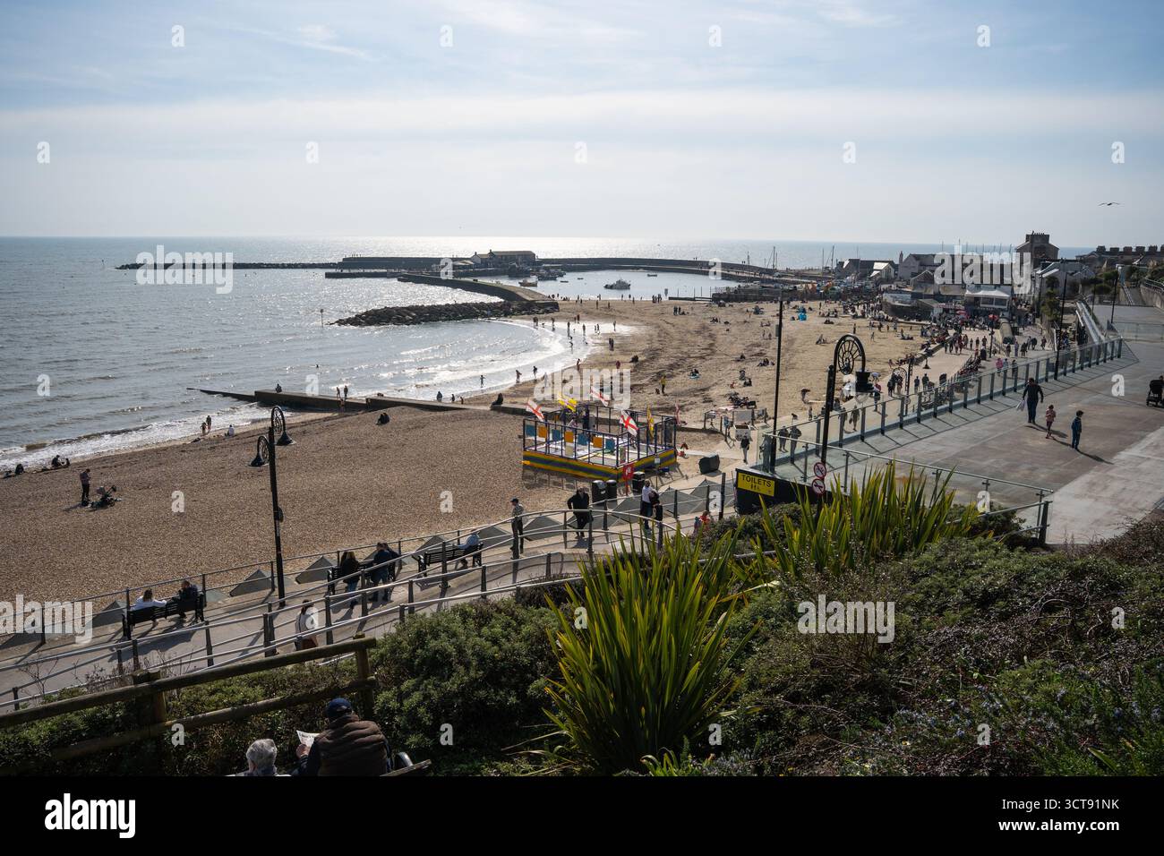 Lyme Regis Küste mit Hafen, Strand und Promenade an sonnigen Tagen Stockfoto