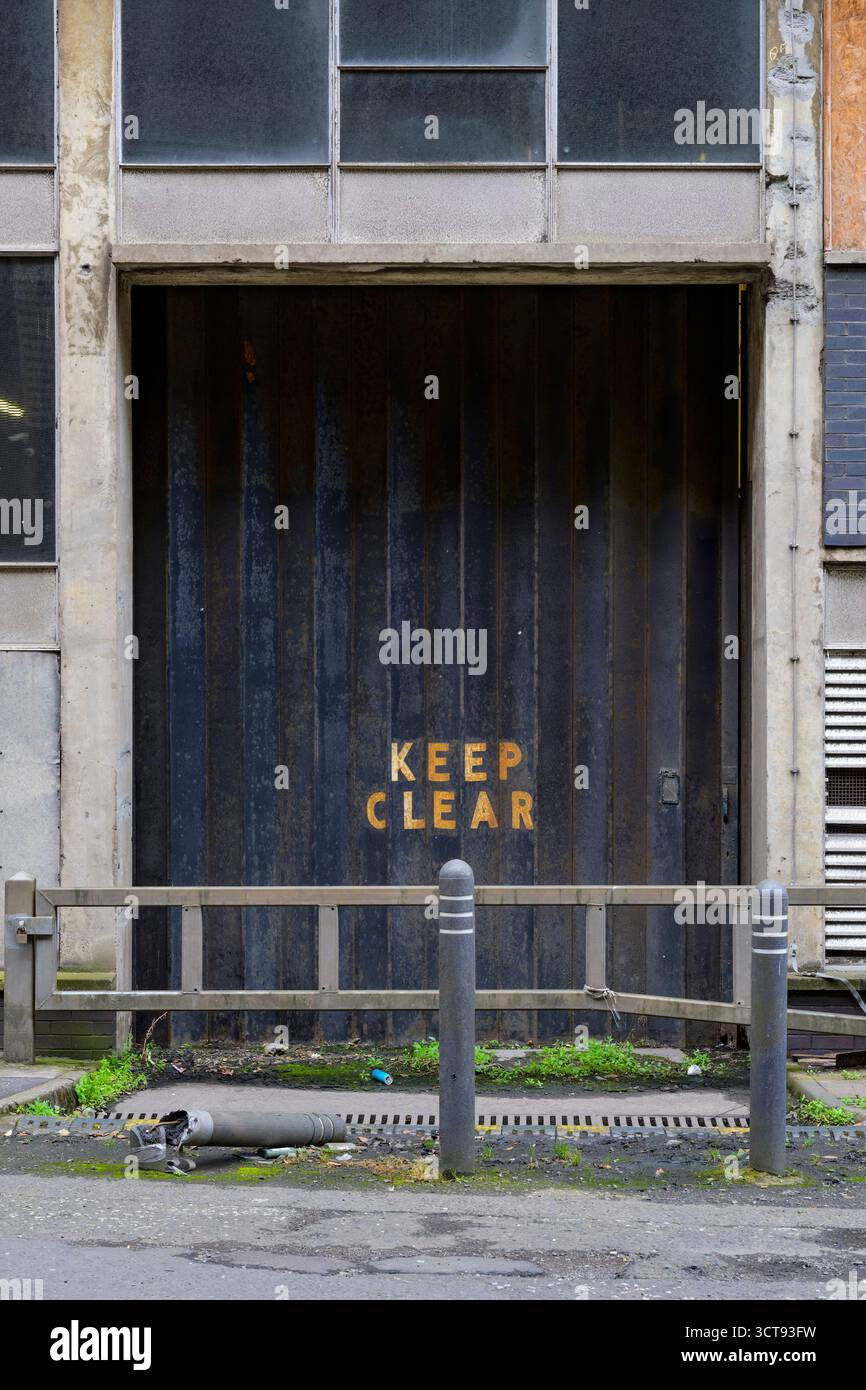 Alte, heruntergekommene Fabriktür, Schottland, Großbritannien Stockfoto