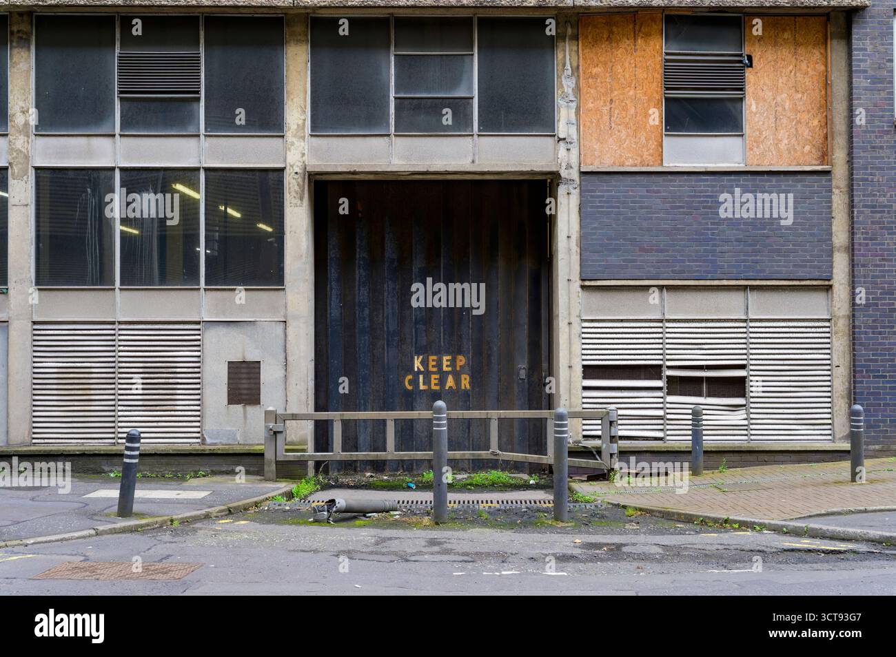 Alte, heruntergekommene Fabriktür, Schottland, Großbritannien Stockfoto