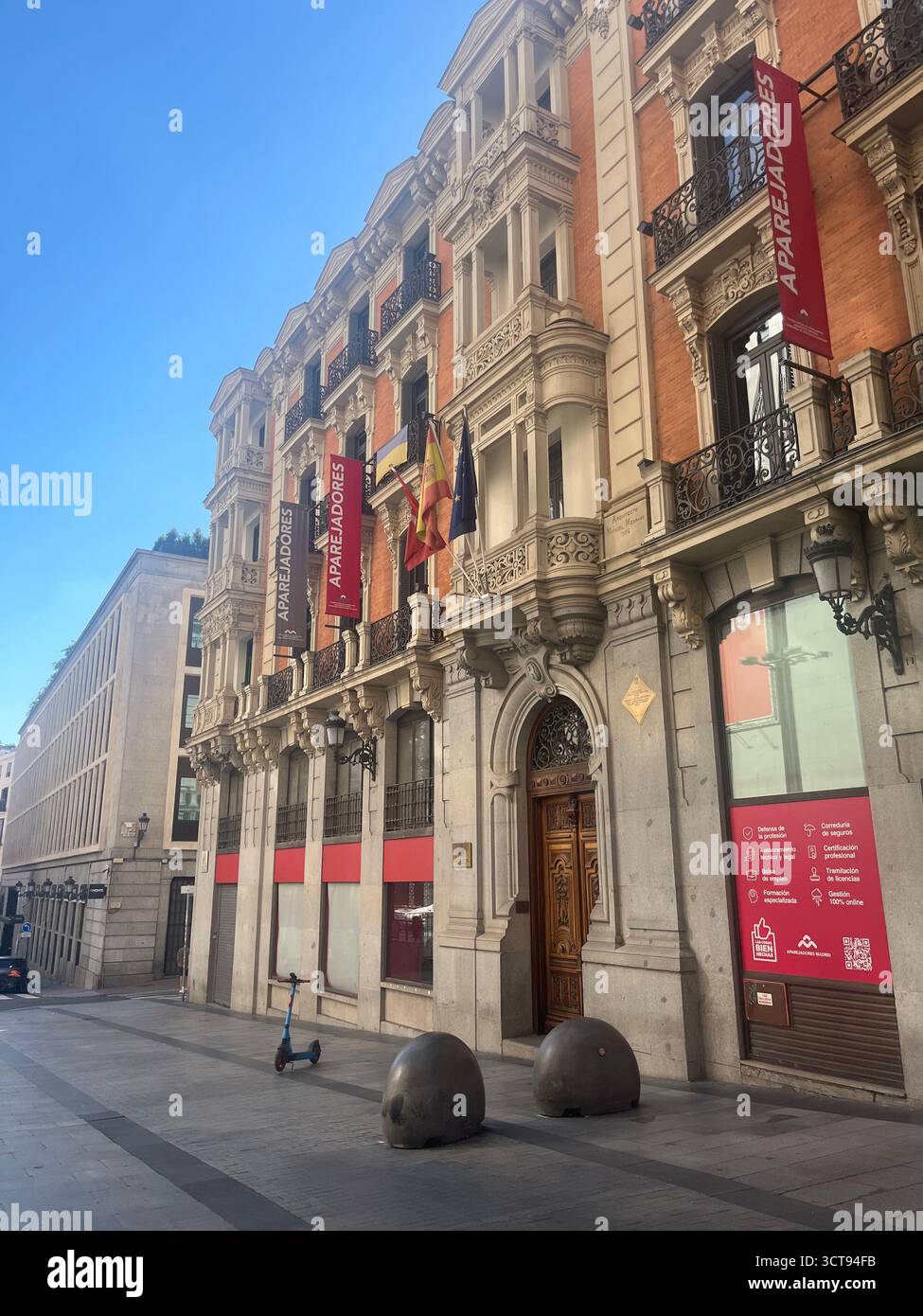 Seitenansicht eines Rathauses (Ayuntamiento) in Madrid, Spanien, historisches Regierungsgebäude mit eleganter Fassade unter sonnigem Sommerhimmel. - Smartphone-aufgenommenes Stockfoto