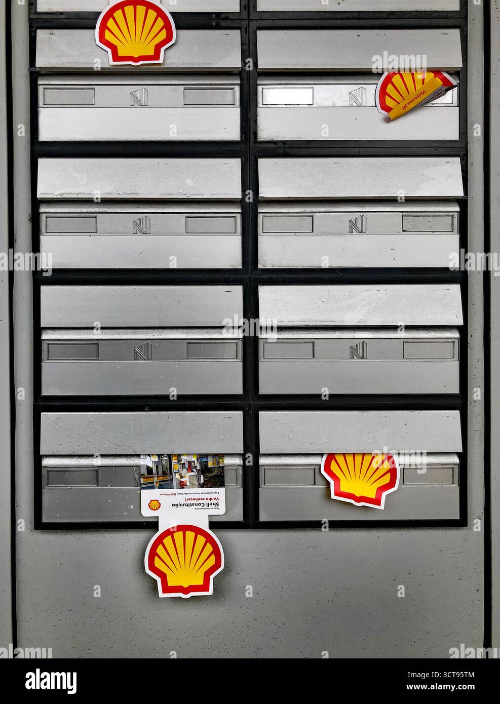 Porto, Portugal - 4. Oktober 2025: Briefpost-in-Flyer in private Postfächer für Werbezwecke Stockfoto