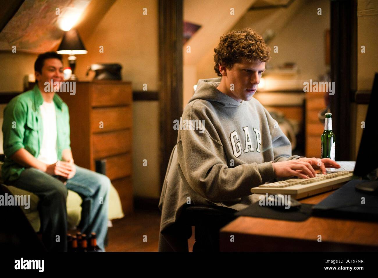 The Social Network (2010) unter der Regie von David Fincher mit Jesse Eisenberg als Mark Zuckerberg, einem Harvard-Schüler, der Facebook kreiert, mit juristischen Kämpfen und Verrat konfrontiert ist. Werbung NUR REDAKTIONELLE VERWENDUNG. Quelle: BFA / Merrick Morton / Columbia Pictures Stockfoto