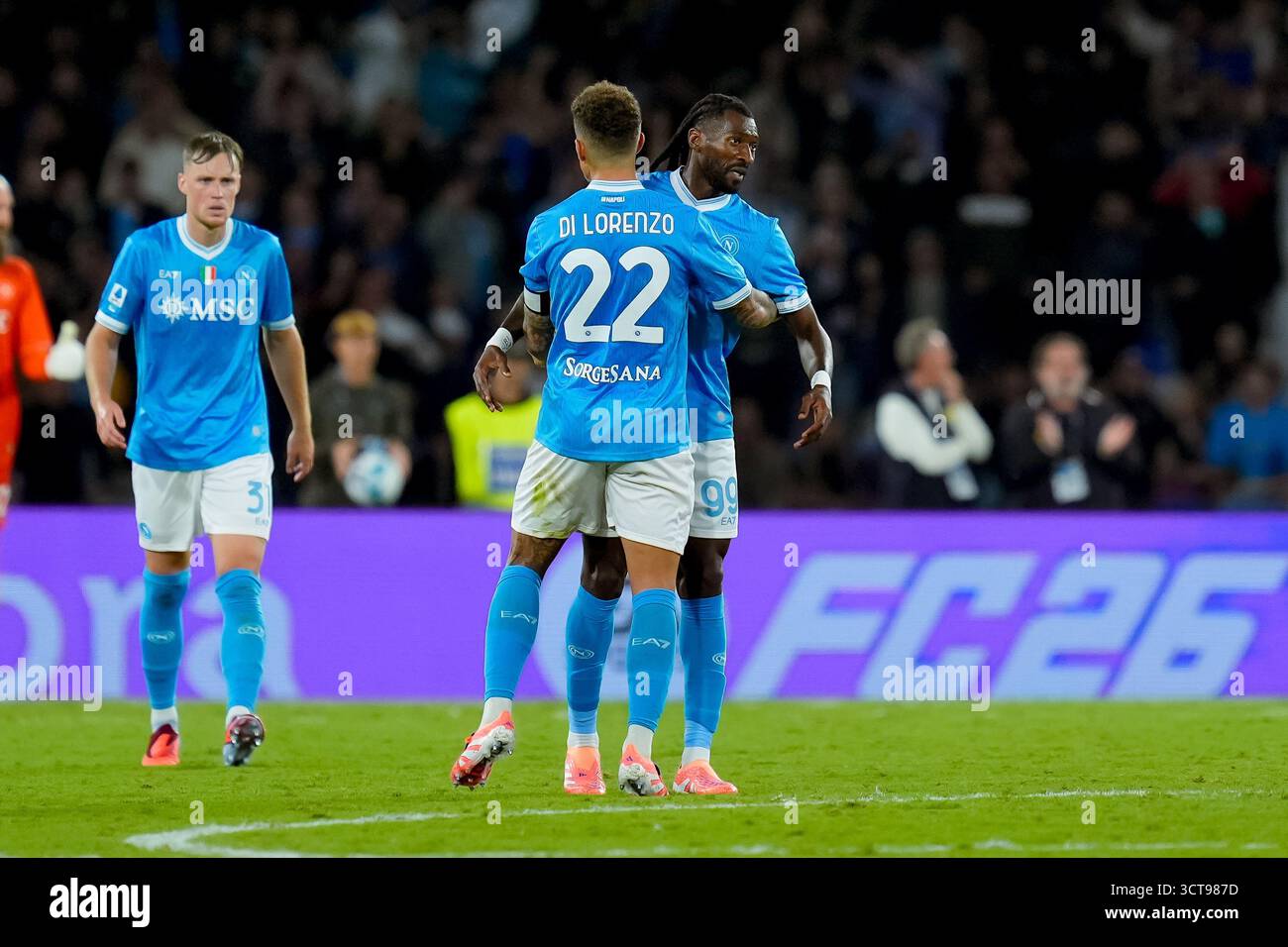 Neapel, Italien. Oktober 2025. Andre-Frank Zambo Anguissa von SSC Napoli feiert nach dem ersten Tor während des Serie A Enilive Spiels zwischen SSC Napoli und Genua CFC im Stadio Diego Armando Maradona am 5. Oktober 2025 in Neapel (Italien) Credit: Giuseppe Maffia/Alamy Live News Stockfoto Neapel, Italien. Oktober 2025. Andre-Frank Zambo Anguissa von SSC Napoli feiert nach dem ersten Tor während des Serie A Enilive Spiels zwischen SSC Napoli und Genua CFC im Stadio Diego Armando Maradona am 5. Oktober 2025 in Neapel (Italien) Credit: Giuseppe Maffia/Alamy Live News Stockfoto
