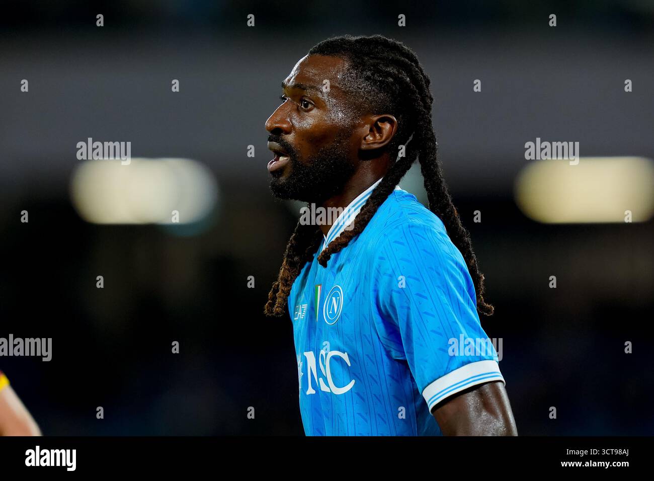 Neapel, Italien. Oktober 2025. Andre-Frank Zambo Anguissa von SSC Napoli sieht sich während der Serie A Enilive Match zwischen SSC Napoli und Genua CFC am 5. Oktober 2025 im Stadio Diego Armando Maradona in Neapel an. Credit: Giuseppe Maffia/Alamy Live News Stockfoto Neapel, Italien. Oktober 2025. Andre-Frank Zambo Anguissa von SSC Napoli sieht sich während der Serie A Enilive Match zwischen SSC Napoli und Genua CFC am 5. Oktober 2025 im Stadio Diego Armando Maradona in Neapel an. Credit: Giuseppe Maffia/Alamy Live News Stockfoto