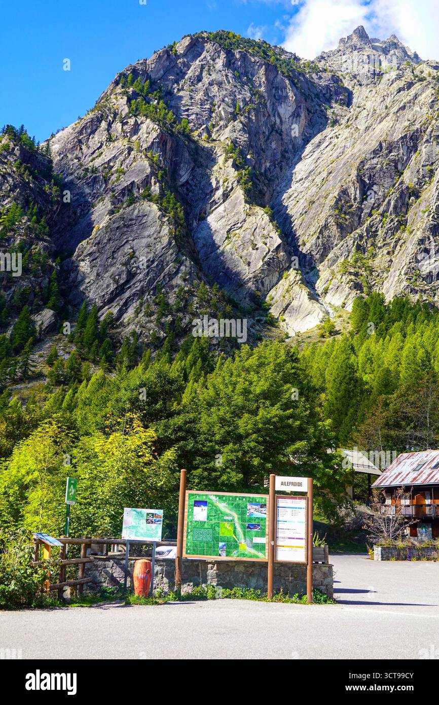 Das Alpental von Ailefroide, nahe Briancoon im Herbst, wenn die Menschenmassen nach Hause gegangen sind Stockfoto