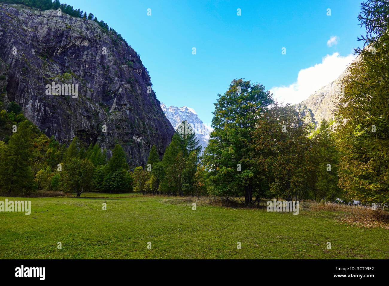 Das Alpental von Ailefroide, nahe Briancoon im Herbst, wenn die Menschenmassen nach Hause gegangen sind Stockfoto