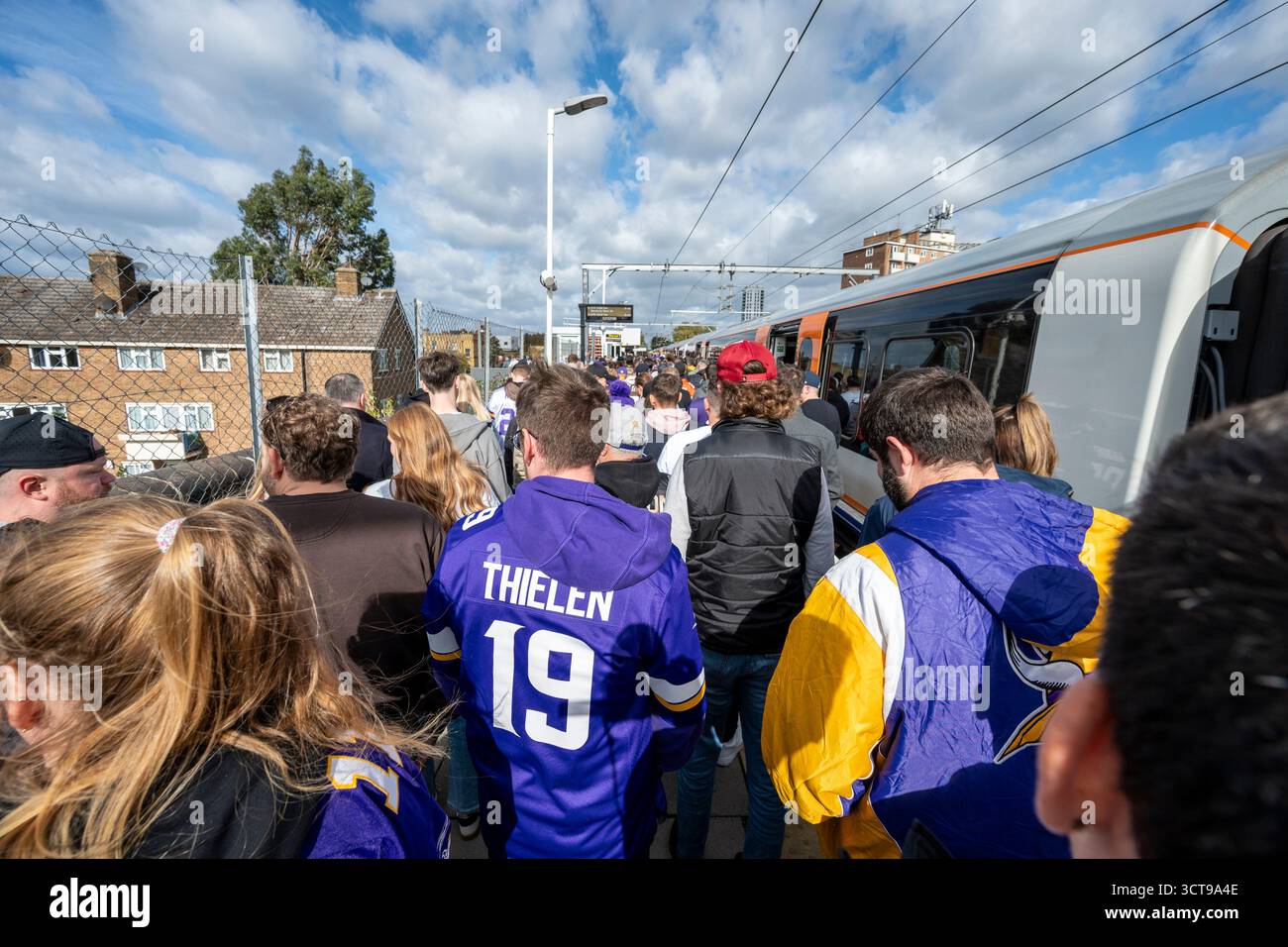 London, Großbritannien. 5. Oktober 2025. Fans kommen vor dem Spiel der Minnesota Vikings @ Cleveland Browns im Tottenham Hotspur Stadium an der Station White Hart Lane an. Endpunktzahl Vikings 21 – Browns 17. Quelle: Stephen Chung / Alamy Live News Stockfoto