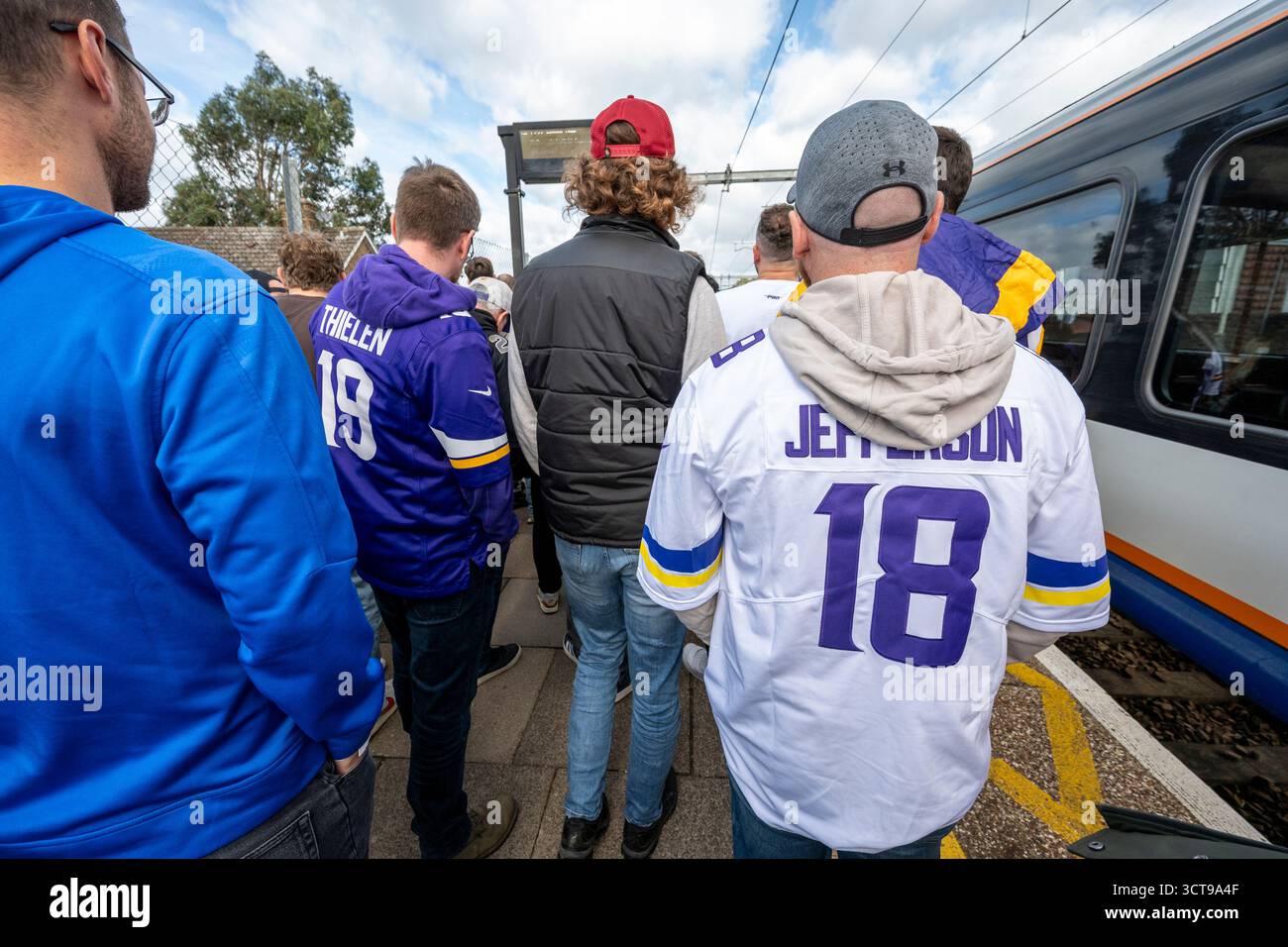 London, Großbritannien. 5. Oktober 2025. Fans kommen vor dem Spiel der Minnesota Vikings @ Cleveland Browns im Tottenham Hotspur Stadium an der Station White Hart Lane an. Endpunktzahl Vikings 21 – Browns 17. Quelle: Stephen Chung / Alamy Live News Stockfoto