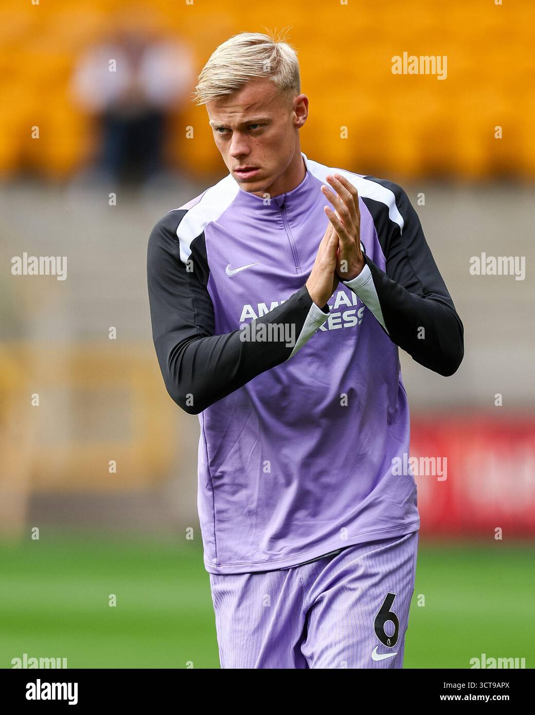Molineux, Wolverhampton am Sonntag, 5. Oktober 2025. 6. Jan Paul van Hecke aus Brighton beim warm Up während des Premier League-Spiels zwischen Wolverhampton Wanderers und Brighton und Hove Albion in Molineux, Wolverhampton am Sonntag, den 5. Oktober 2025. (Foto: Stuart Leggett | MI News) Credit: MI News & Sport /Alamy Live News Stockfoto