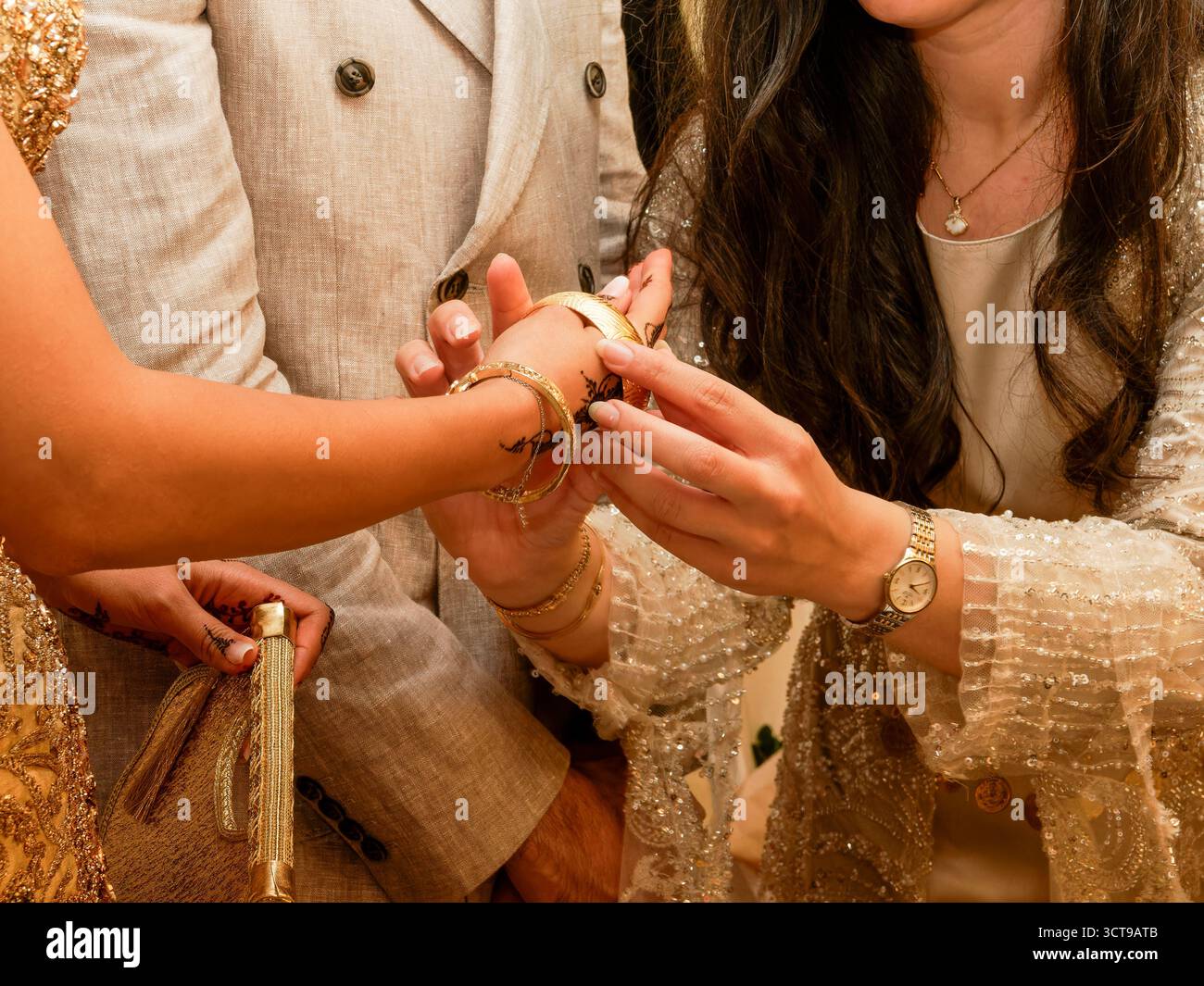 Goldenes Armband am Handgelenk der Braut während des traditionellen kurdisch-tunesischen Hochzeitsrituals. Stockfoto