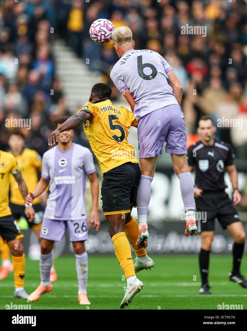 Molineux, Wolverhampton am Sonntag, 5. Oktober 2025. 6. Jan Paul van Hecke aus Brighton wird über 5, Marshall Munetsi aus Wolverhampton Wanderers, um sich während des Premier League-Spiels zwischen Wolverhampton Wanderers und Brighton und Hove Albion am Sonntag, den 5. Oktober 2025 in Molineux, Wolverhampton, zu einem Auftakt zu bewegen. (Foto: Stuart Leggett | MI News) Credit: MI News & Sport /Alamy Live News Stockfoto