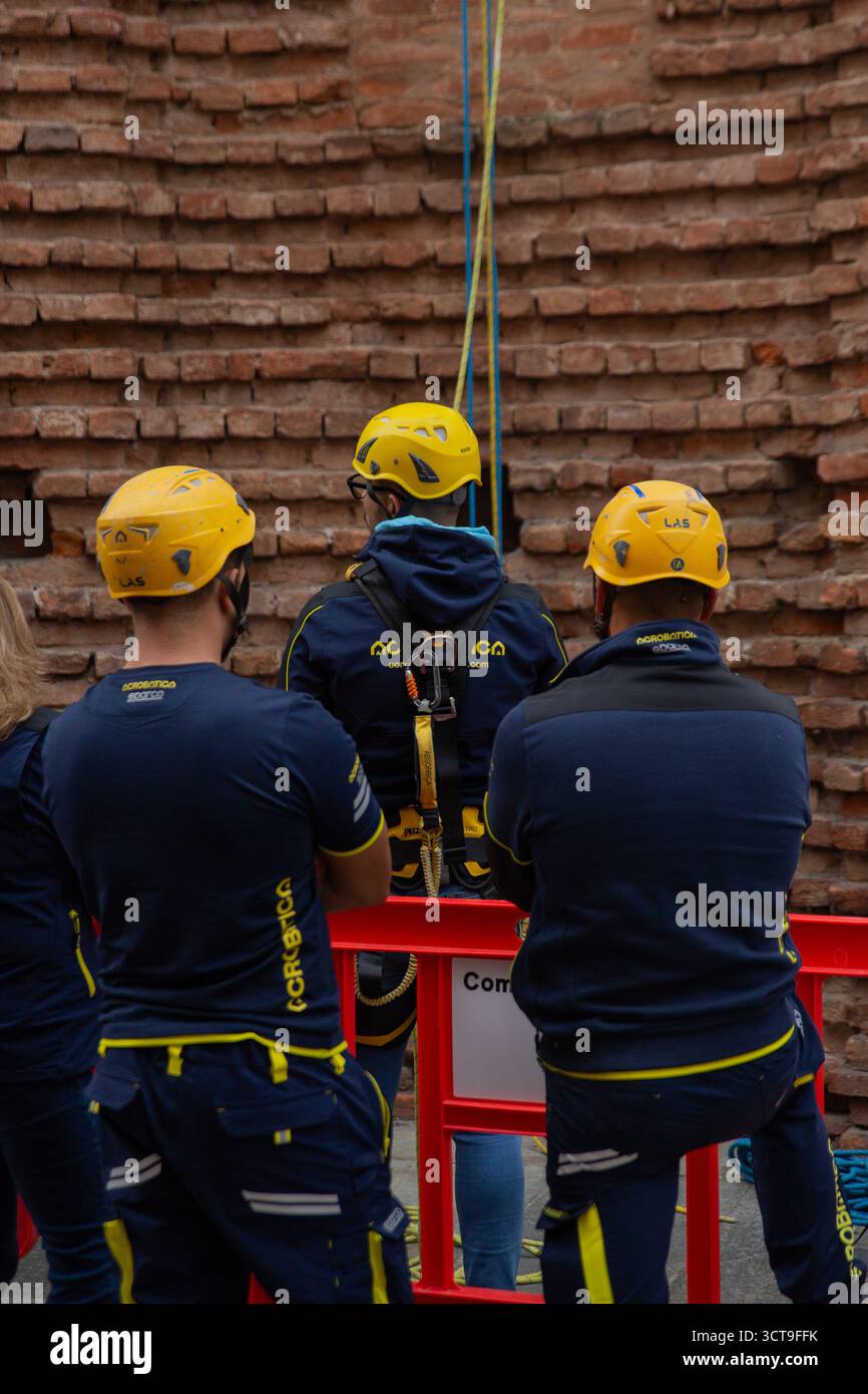 Ein Seilzugangstechniker der Firma Acrobatica führt abschließende Sicherheitsprüfungen und Einstellungen am komplexen Riggingsystem durch, das an der Churc installiert ist Stockfoto