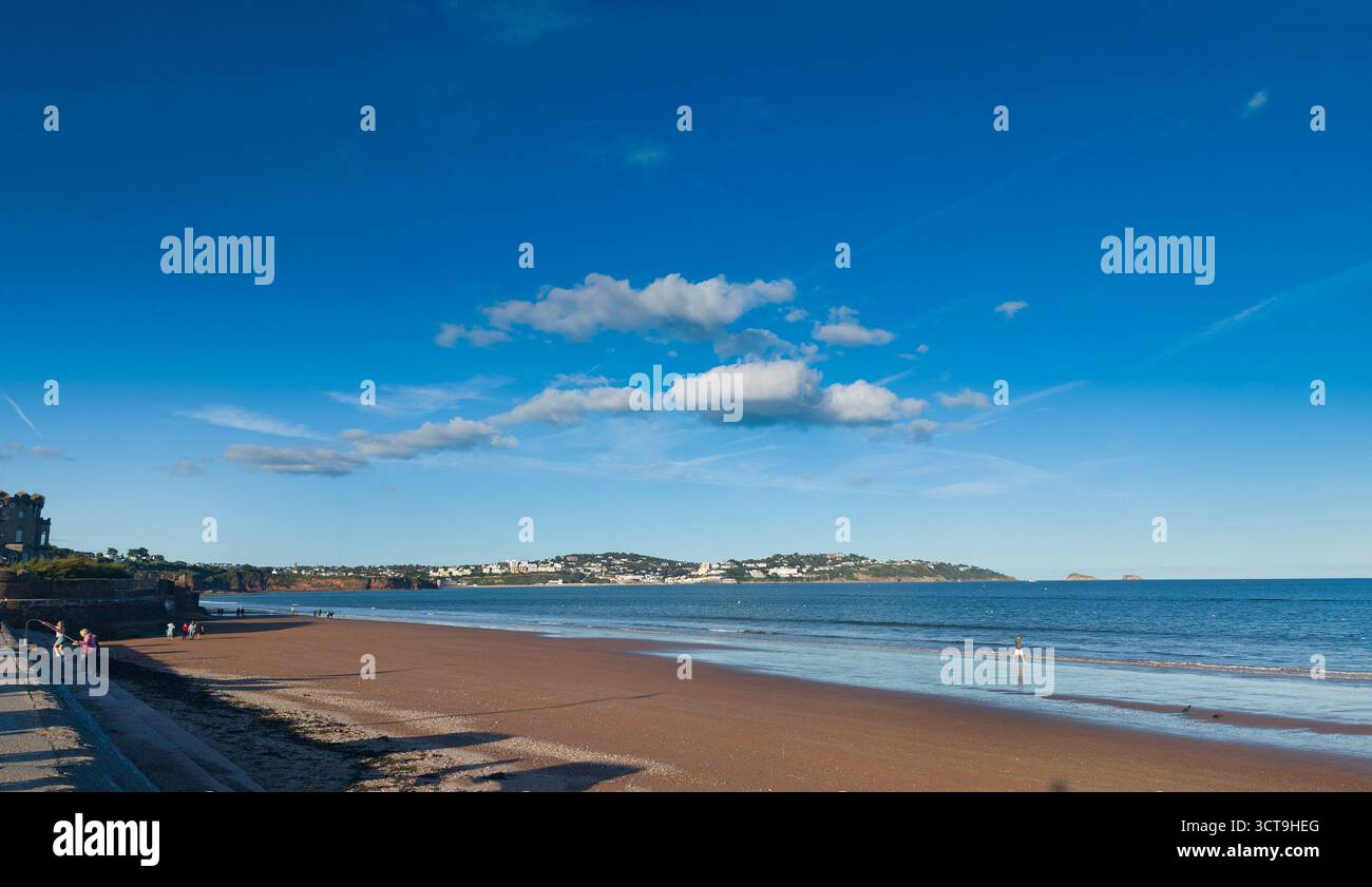 Paignton, Devon, Meerblick auf den Pier, Abendsonne, blauer Himmel Stockfoto