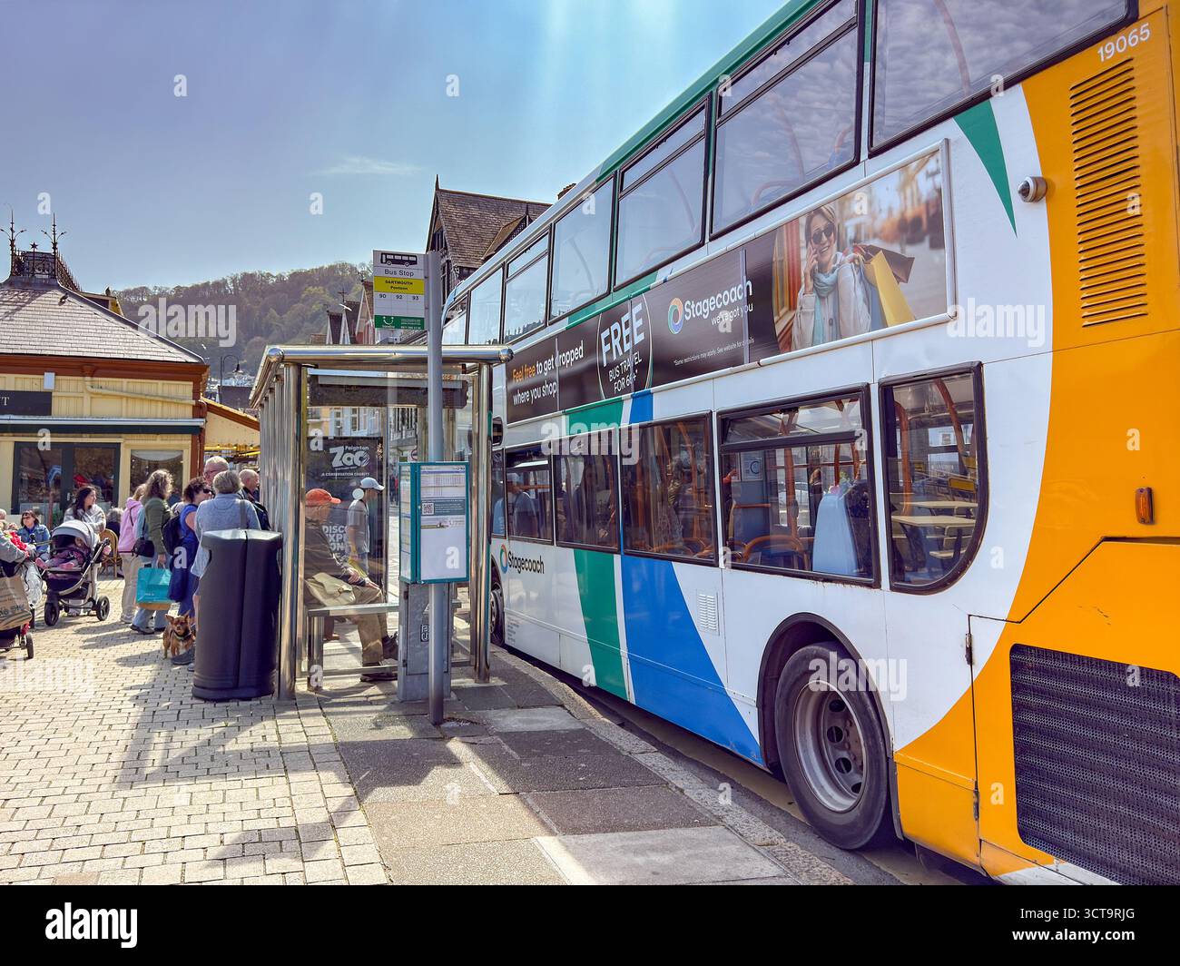 Dartmouth, Devon, England, Großbritannien - 24. April 2025: Personen, die an einer Bushaltestelle in Dartmouth in einen von Stagecoach betriebenen Doppeldeckerbus steigen Stockfoto